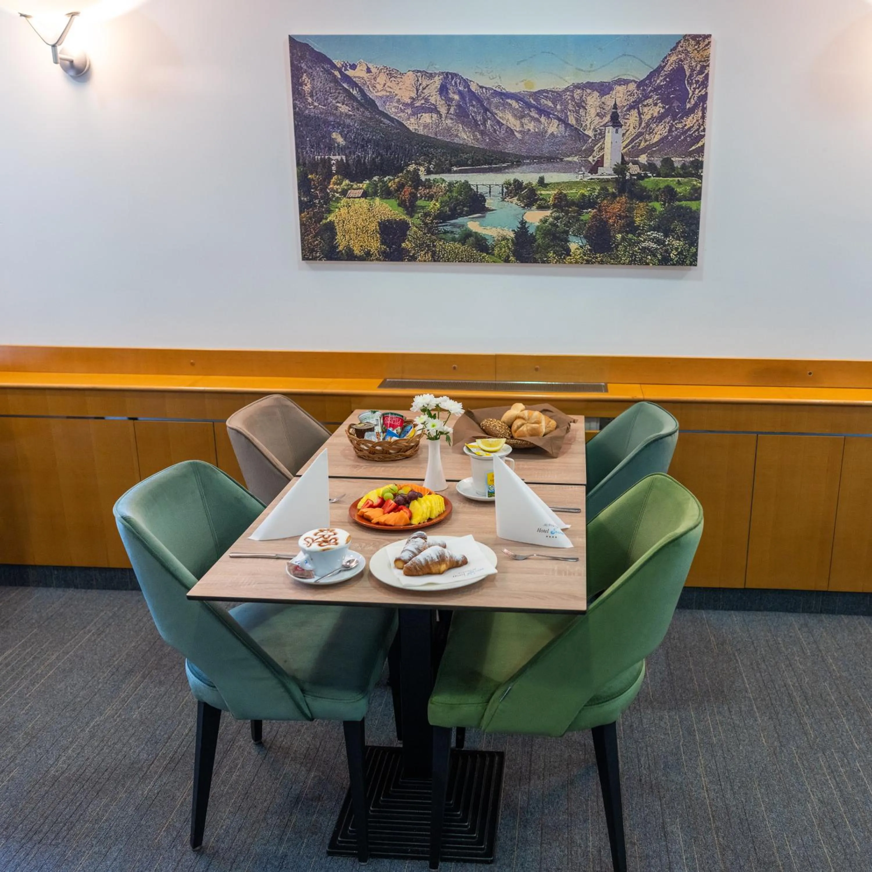 Restaurant/places to eat in Hotel Jezero