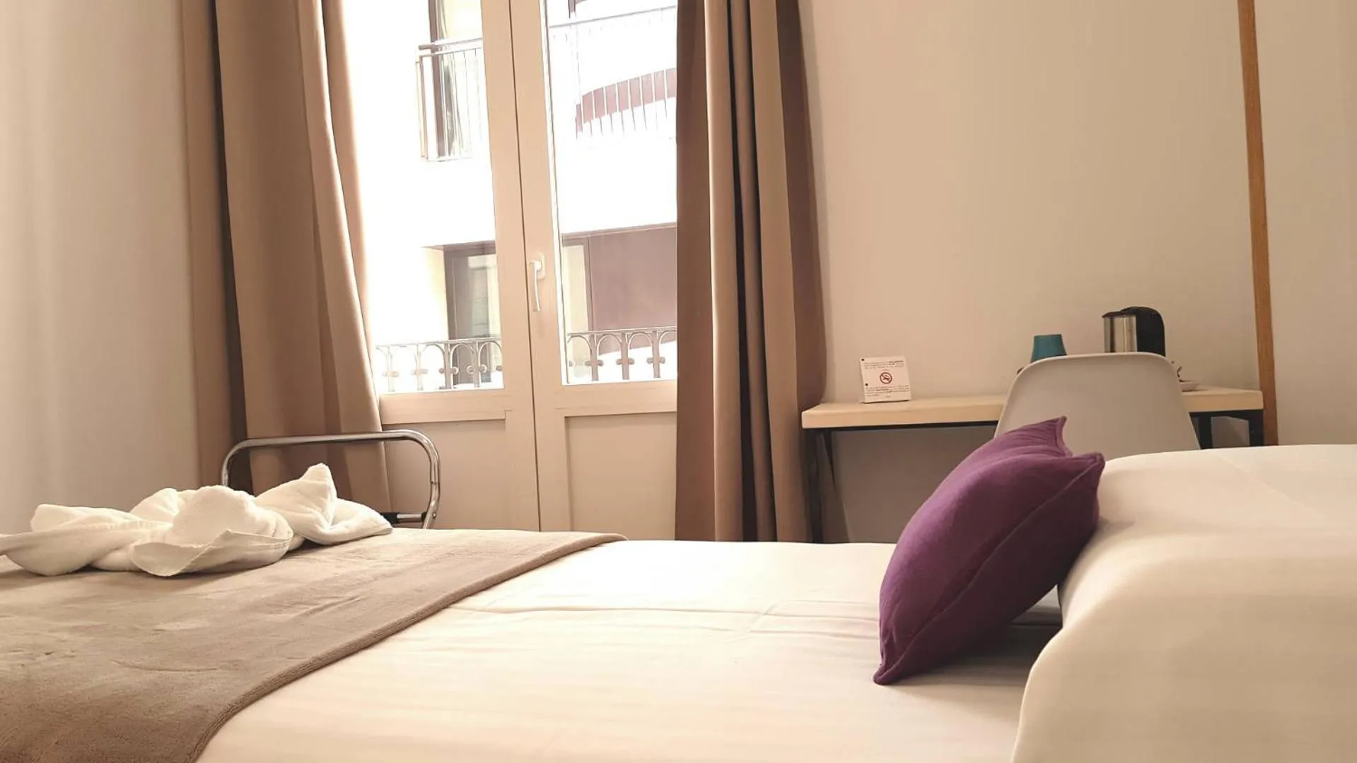 Photo of the whole room, Bed in Hostal la Palmera