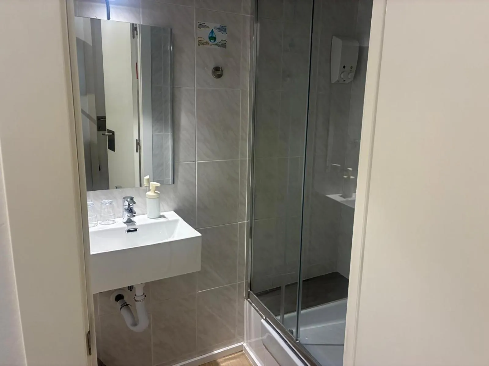 Shower in Hostal la Palmera