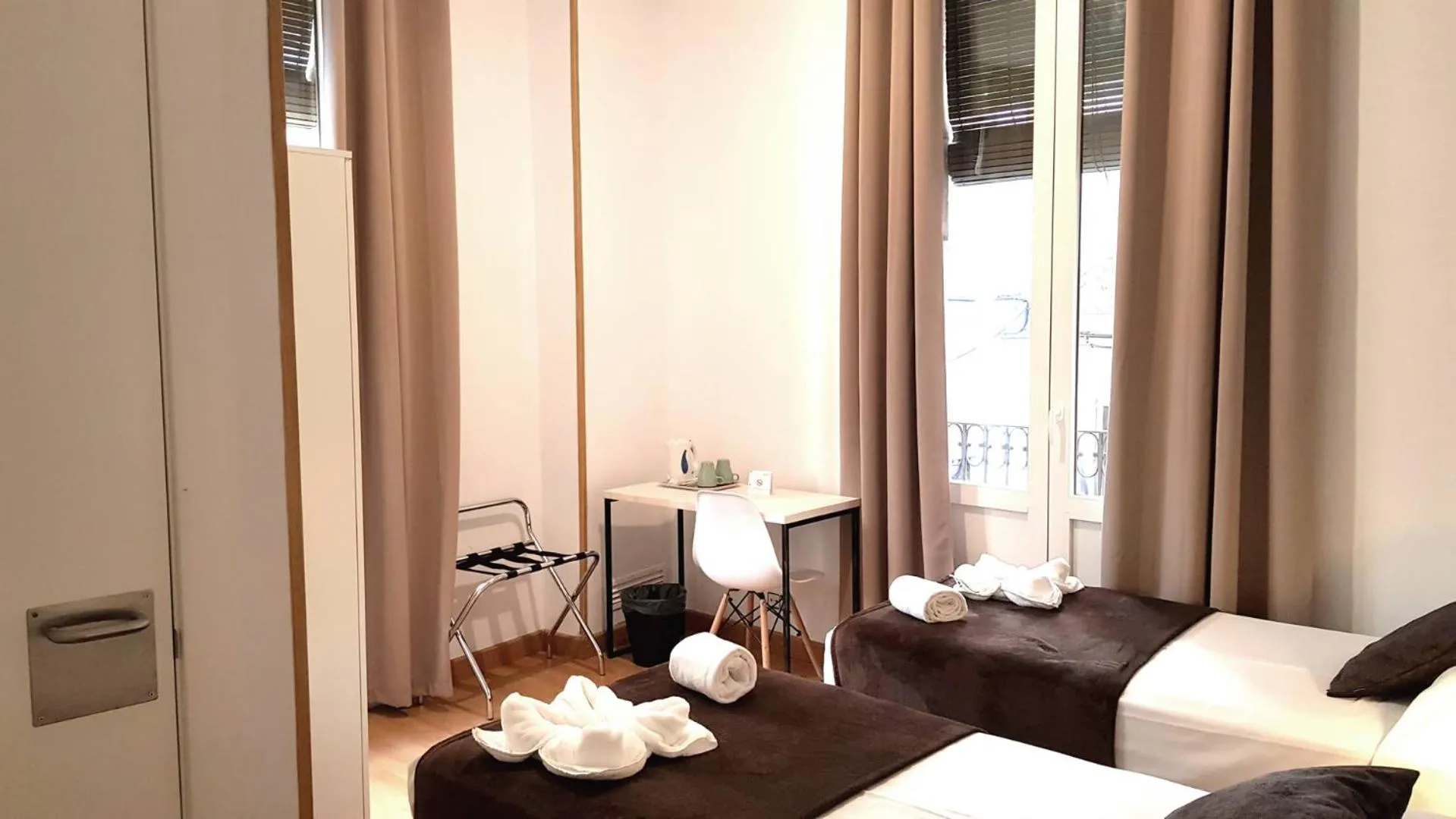 Photo of the whole room, Bed in Hostal la Palmera