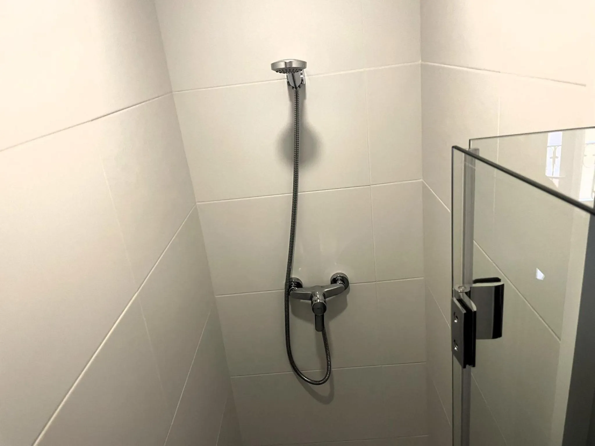 Shower in Hostal la Palmera