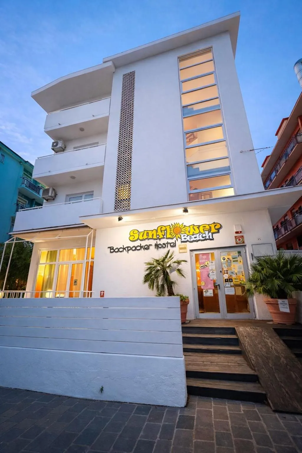 Property building in Sunflower Beach Backpacker Hostel & Bar