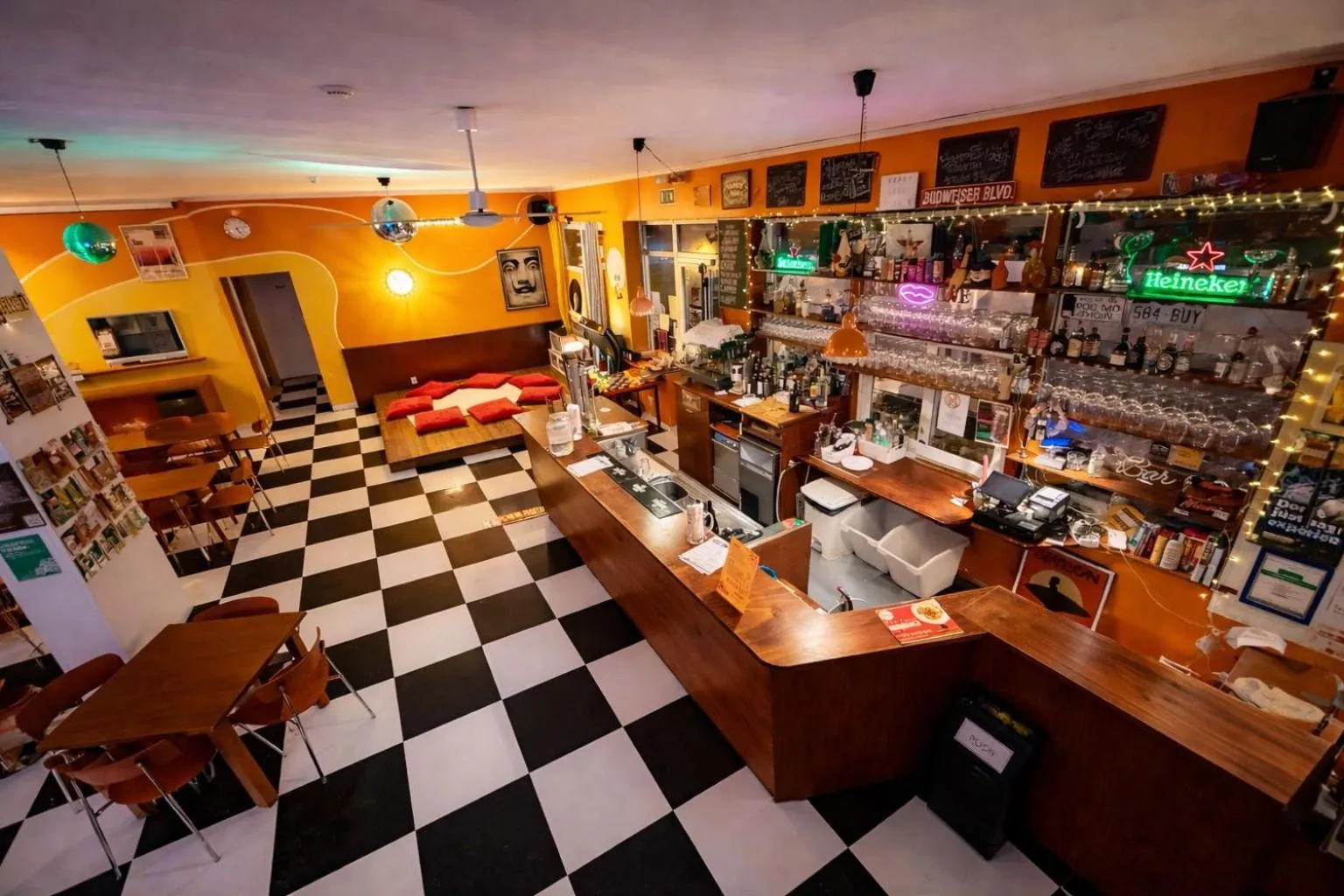 Lounge or bar in Sunflower Beach Backpacker Hostel & Bar