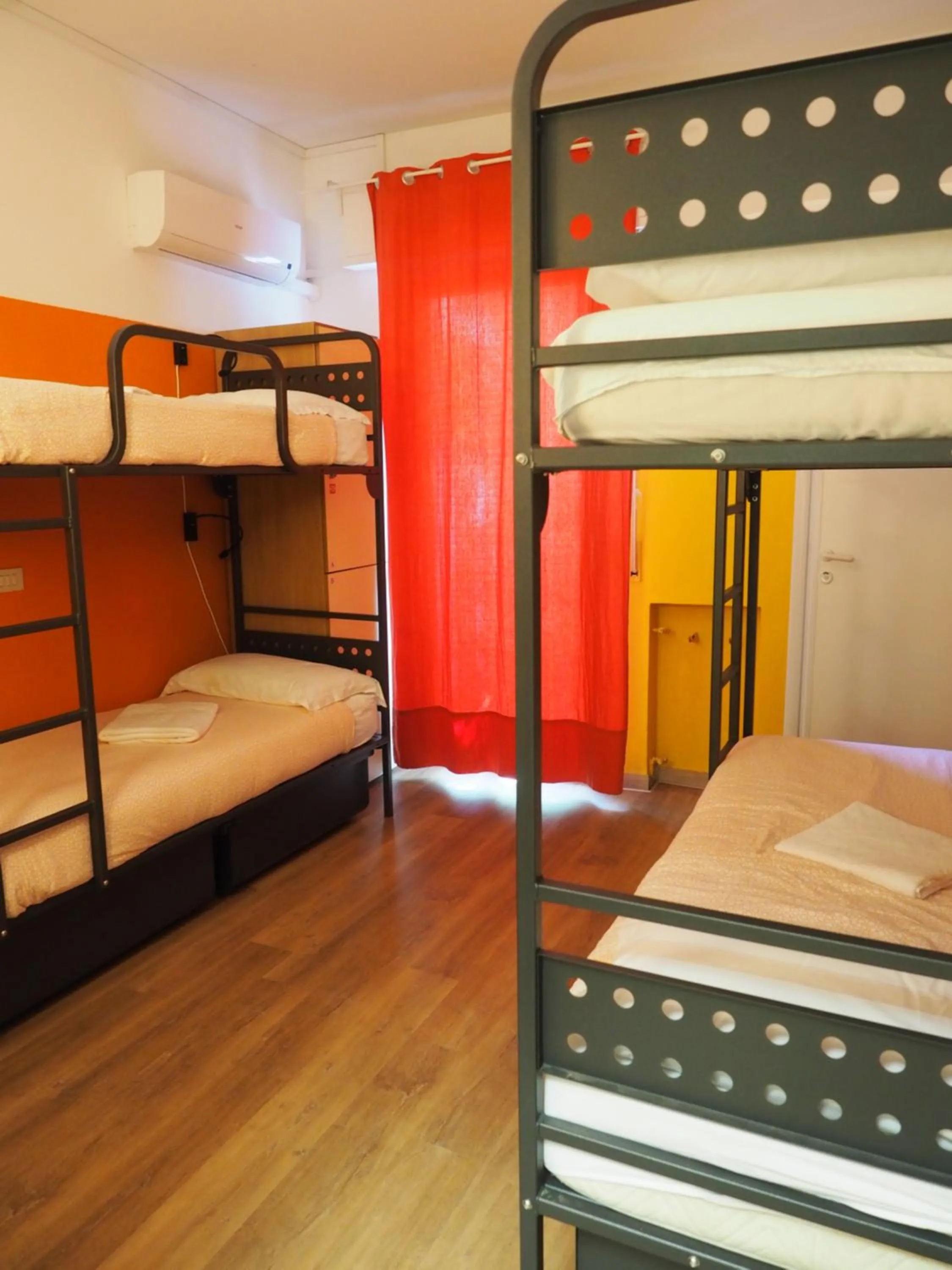 Bedroom, Bed in Sunflower Beach Backpacker Hostel & Bar