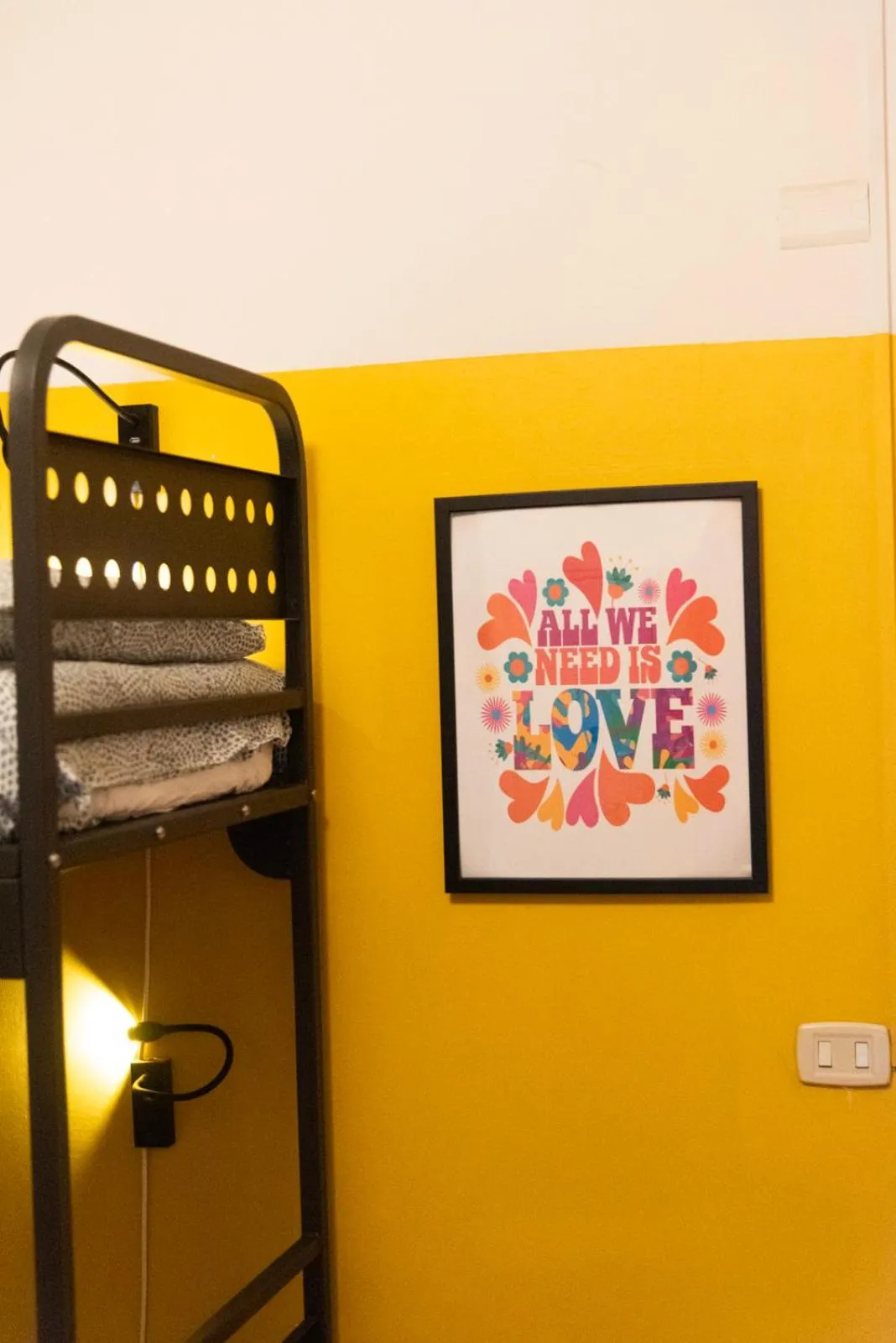 Sunflower Beach Backpacker Hostel & Bar