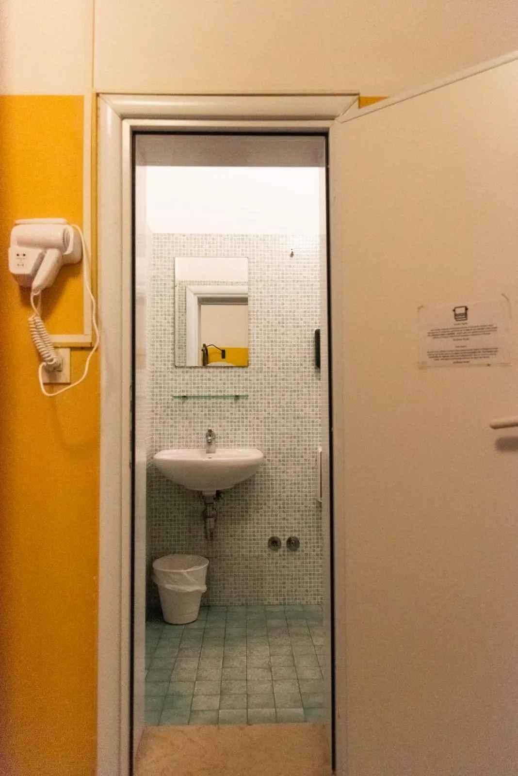 Sunflower Beach Backpacker Hostel & Bar