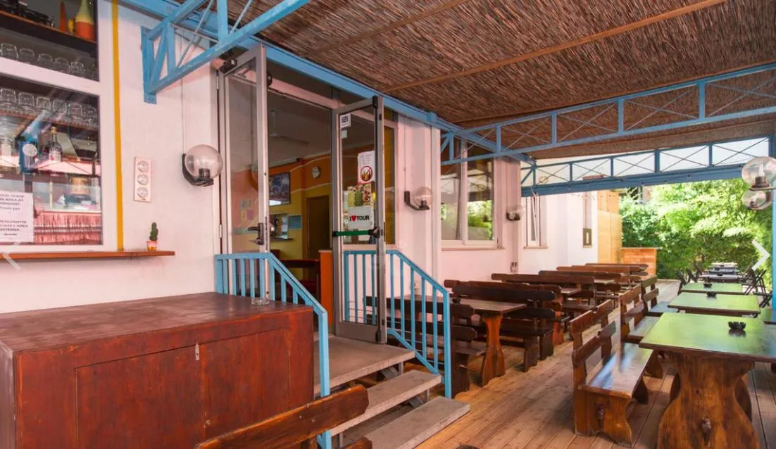 Property building in Sunflower Beach Backpacker Hostel & Bar