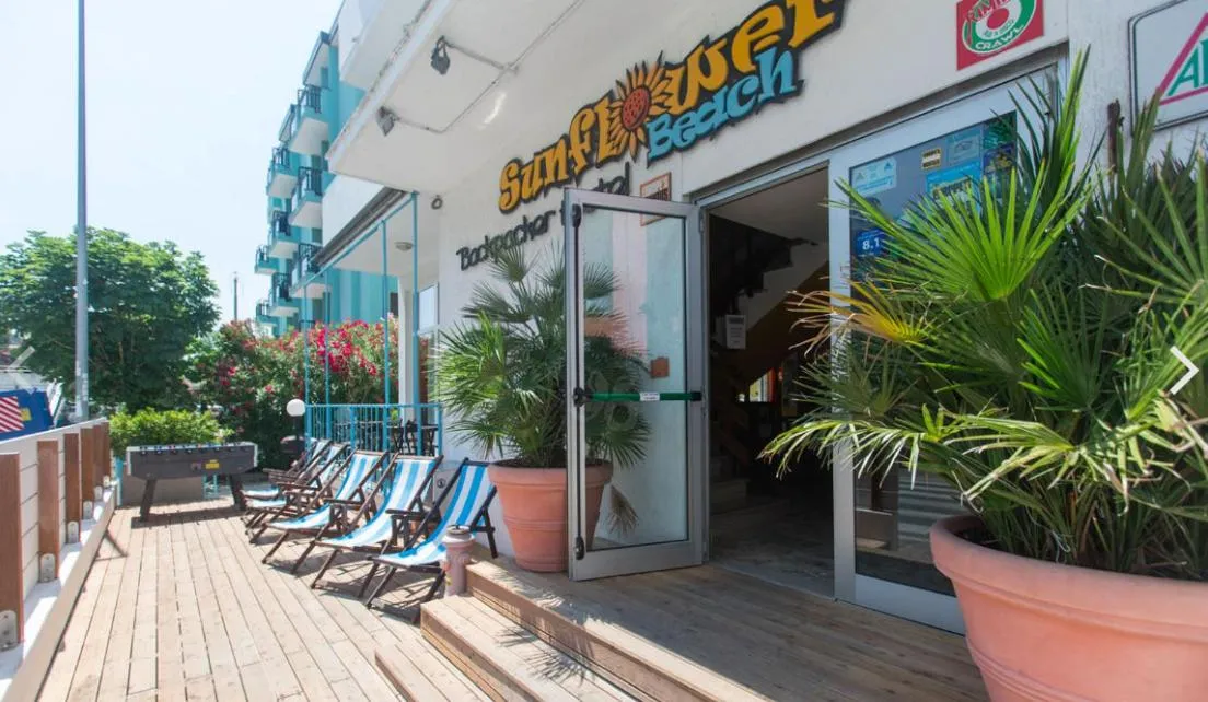 Property building in Sunflower Beach Backpacker Hostel & Bar