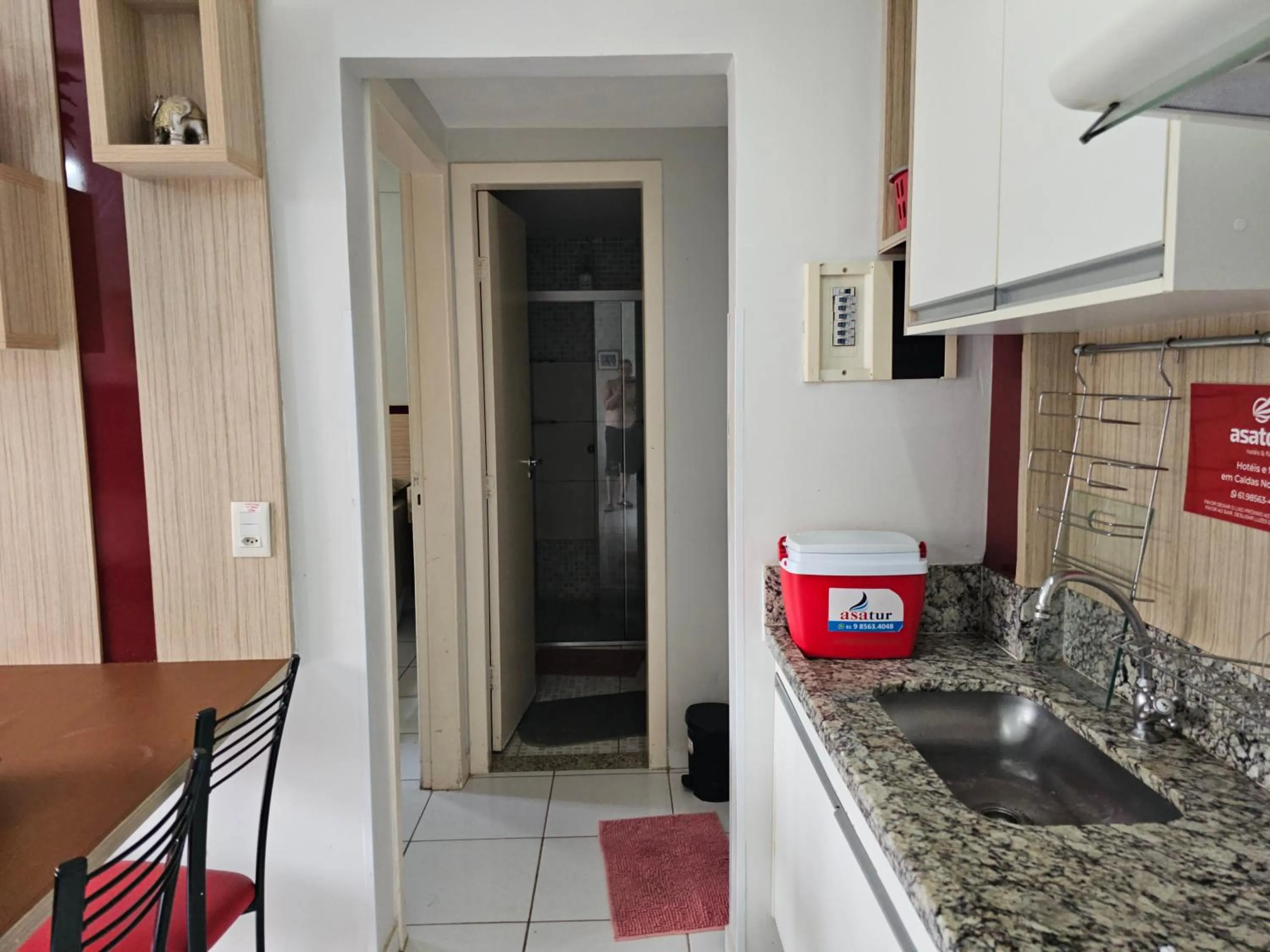 Kitchen or kitchenette in PARQUE AQUÁTICO Lagoa Quente, à 50m, entrada + barata, apto particular