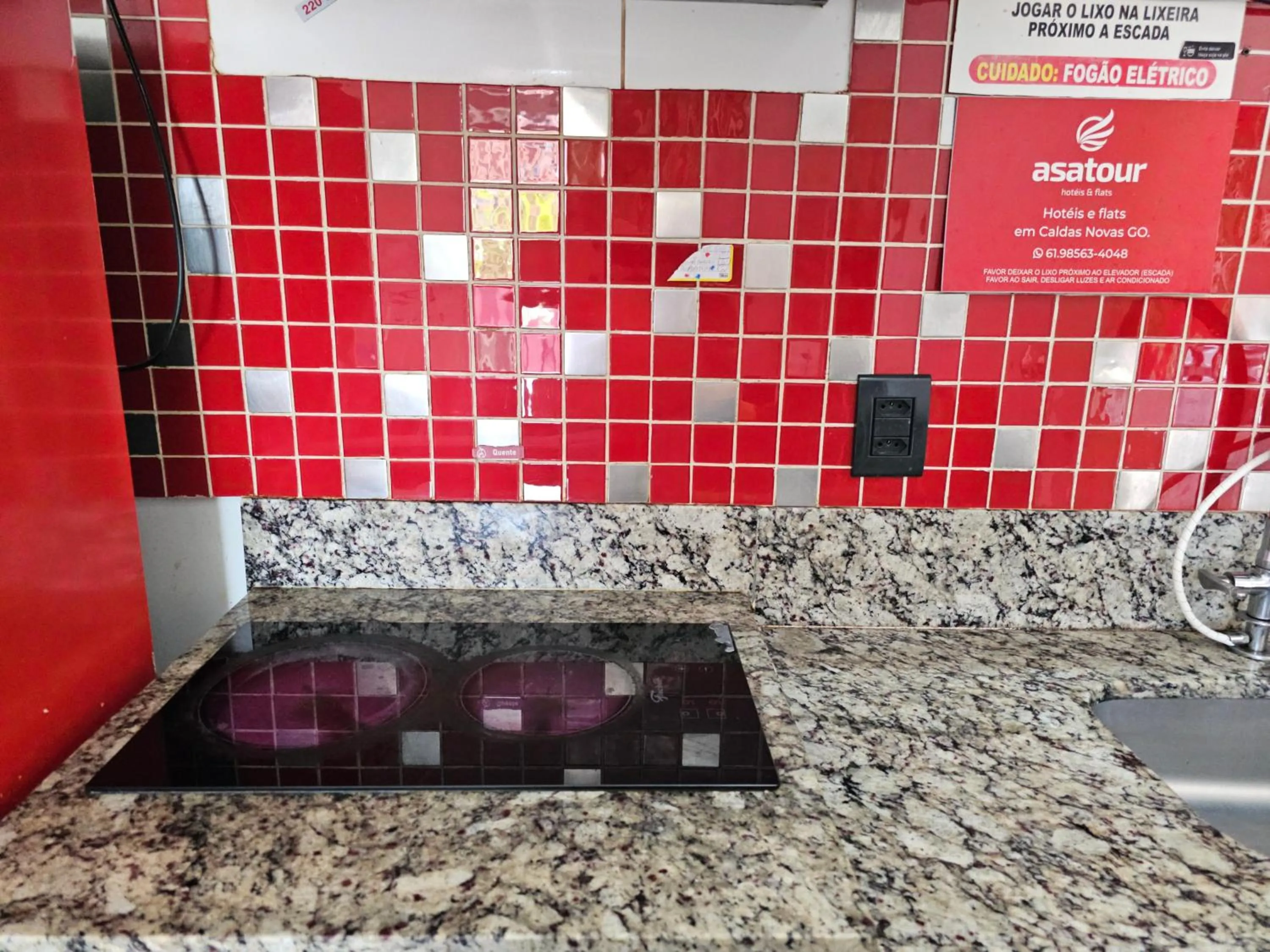 Kitchen or kitchenette in PARQUE AQUÁTICO Lagoa Quente, à 50m, entrada + barata, apto particular