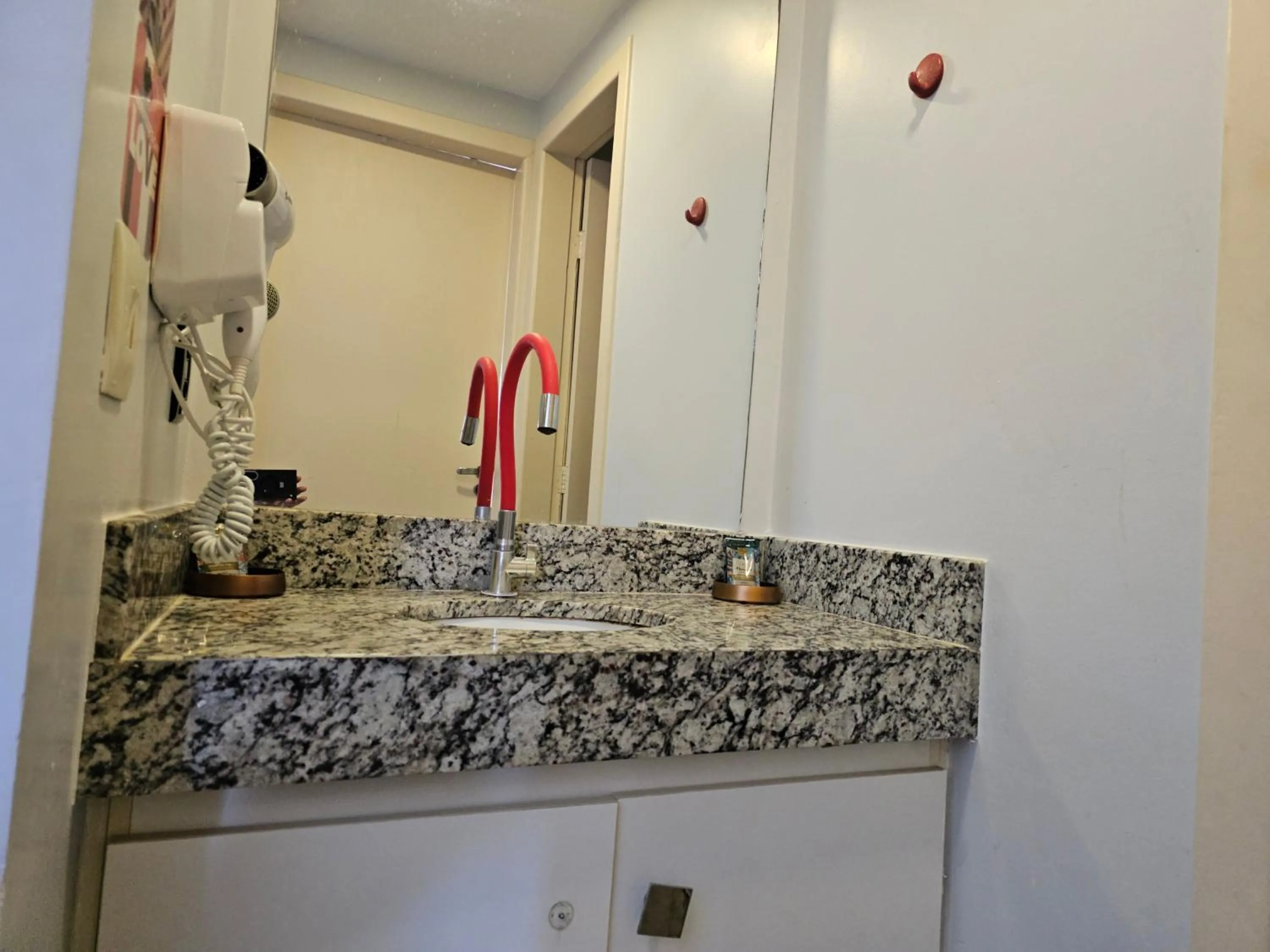 Bathroom in PARQUE AQUÁTICO Lagoa Quente, à 50m, entrada + barata, apto particular