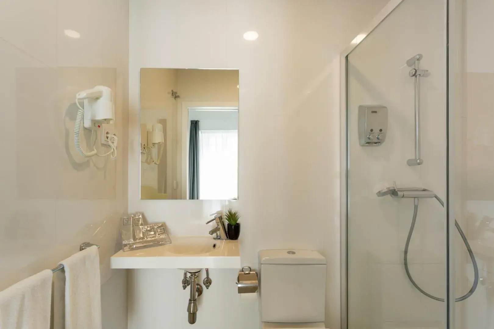 Twin Room with City View in La Puerta de Palacio - Adults Only Twin Room with City View in La Puerta de Palacio - Adults Only