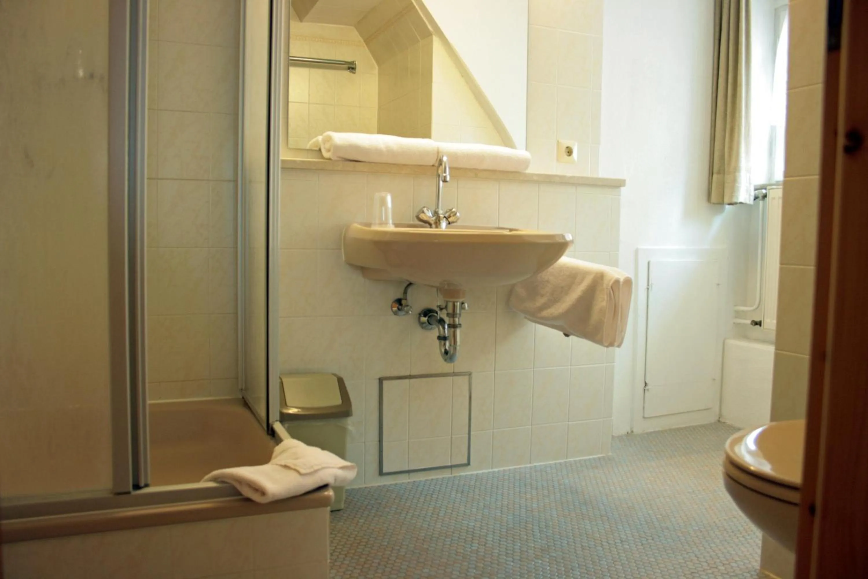 Bathroom in Hotel am weißen Turm