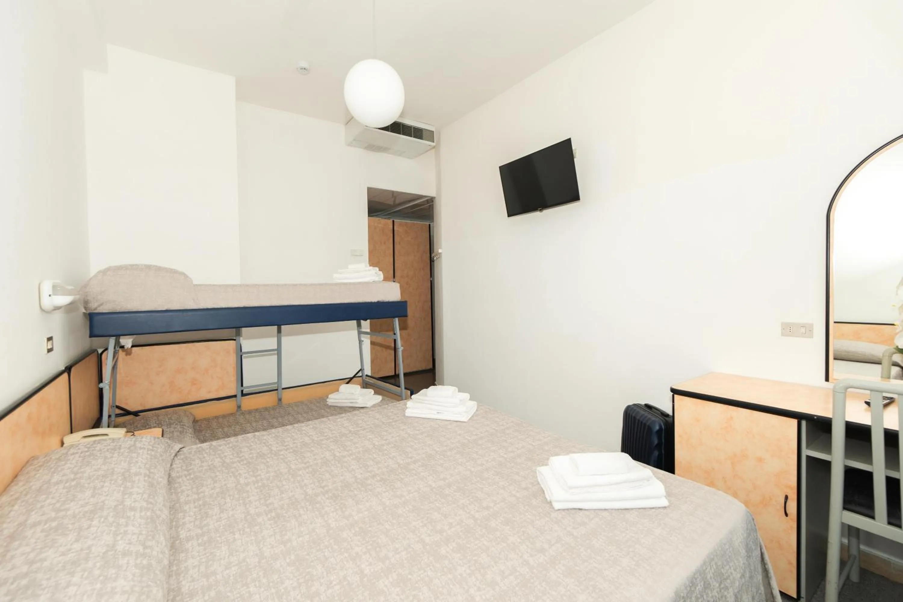 Bedroom, Bed in Hotel Saint Louis