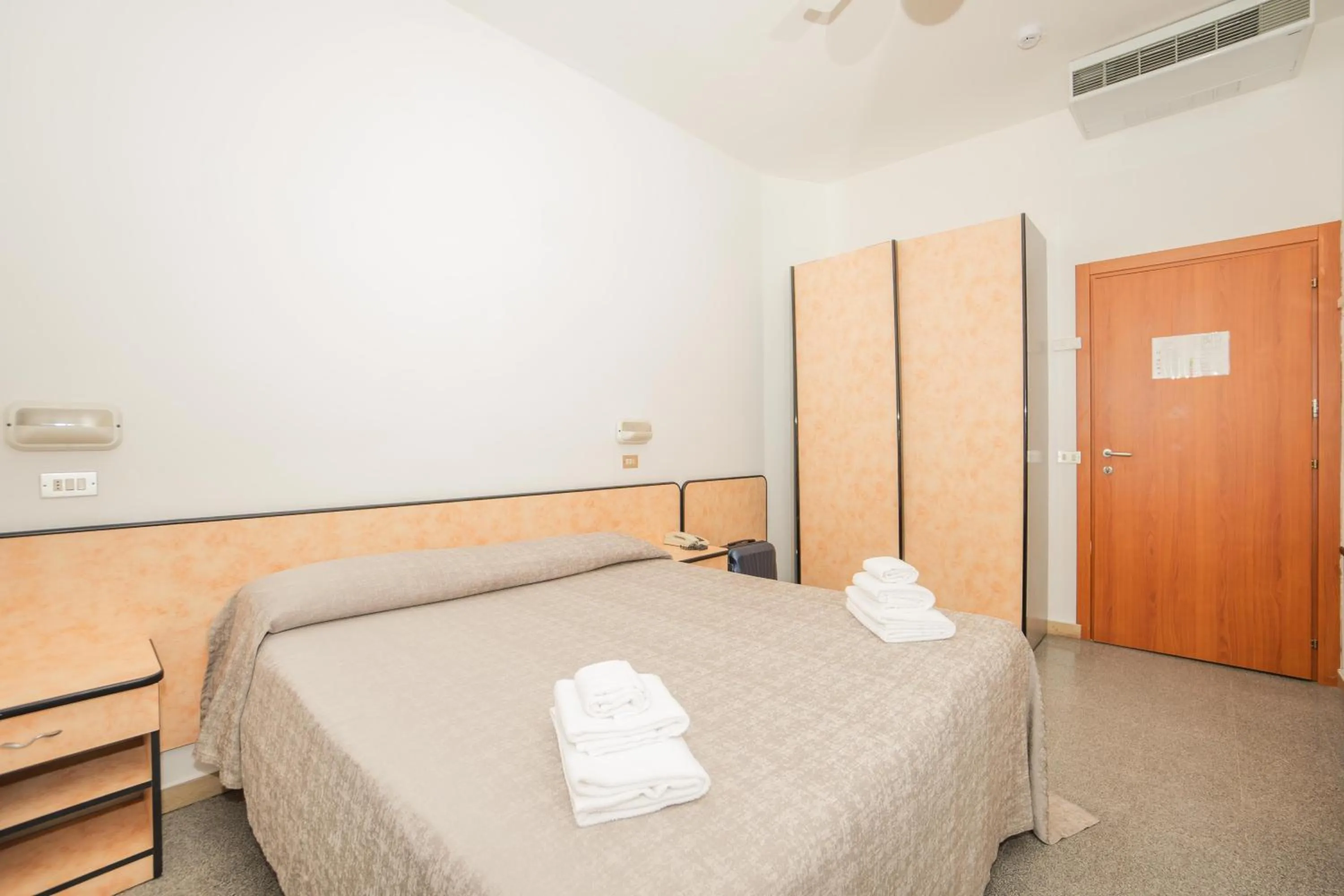 Bedroom, Bed in Hotel Saint Louis