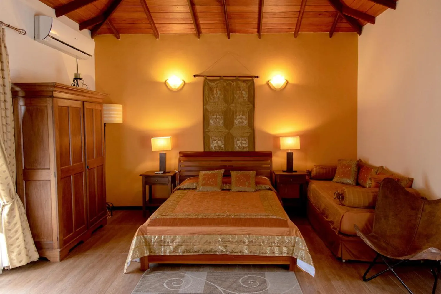 Photo of the whole room, Bed in Villa 49