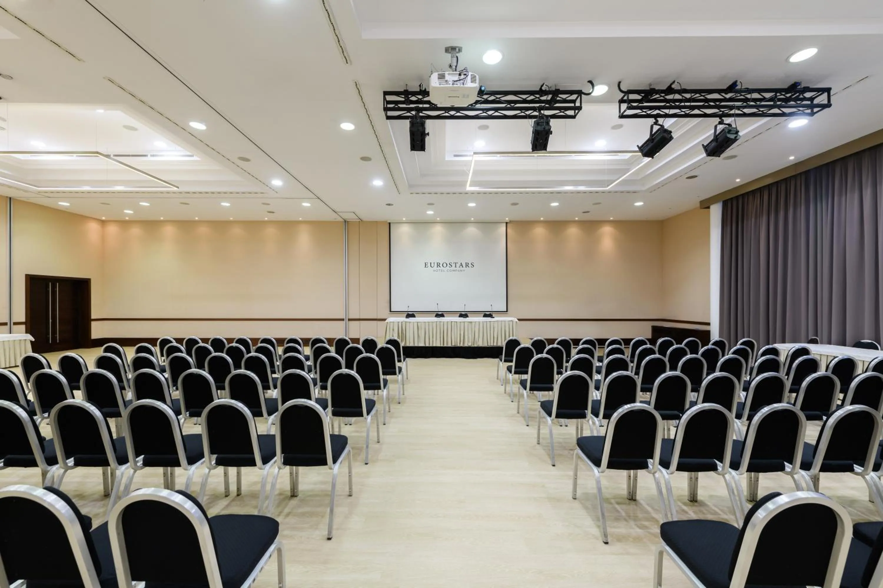 Meeting/conference room in Exe Lev