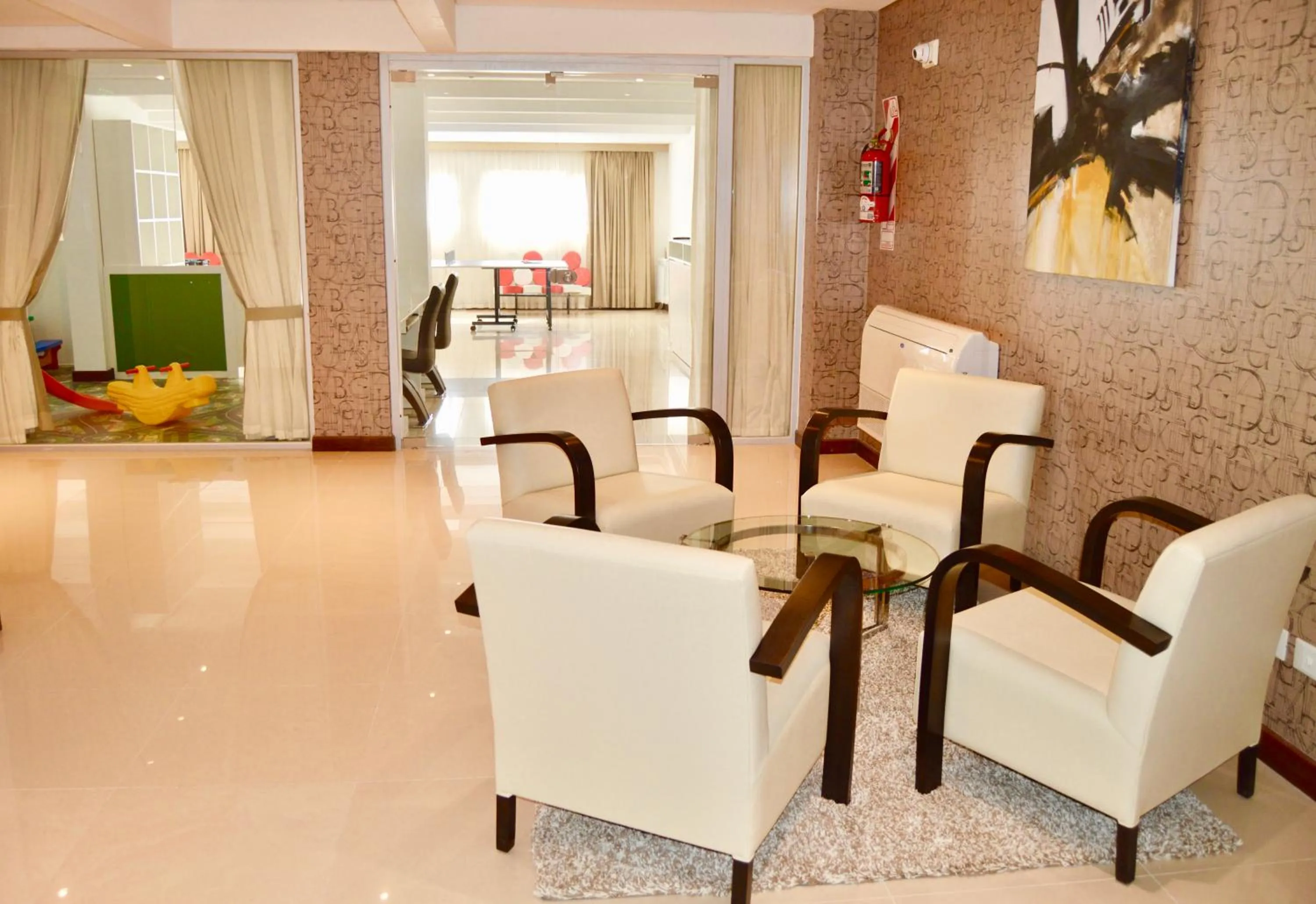 Seating area in Hotel 6 de Octubre