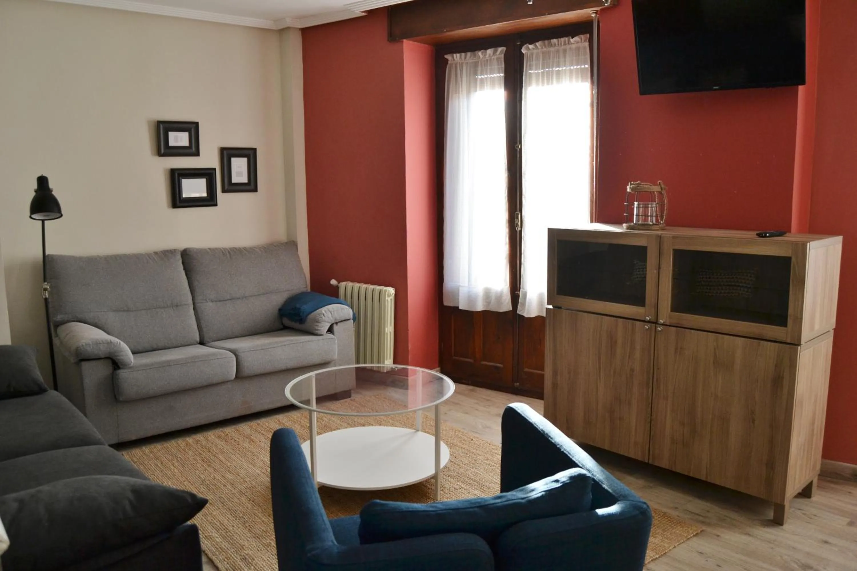 Communal lounge/ TV room in Tres Puentes Anguiano Apartamentos y Hostal