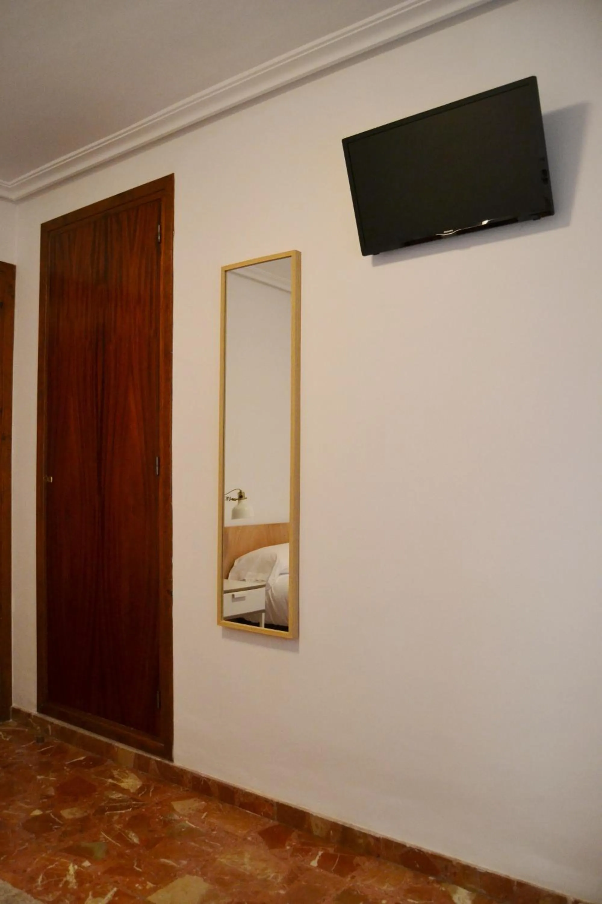 TV and multimedia in Tres Puentes Anguiano Apartamentos y Hostal