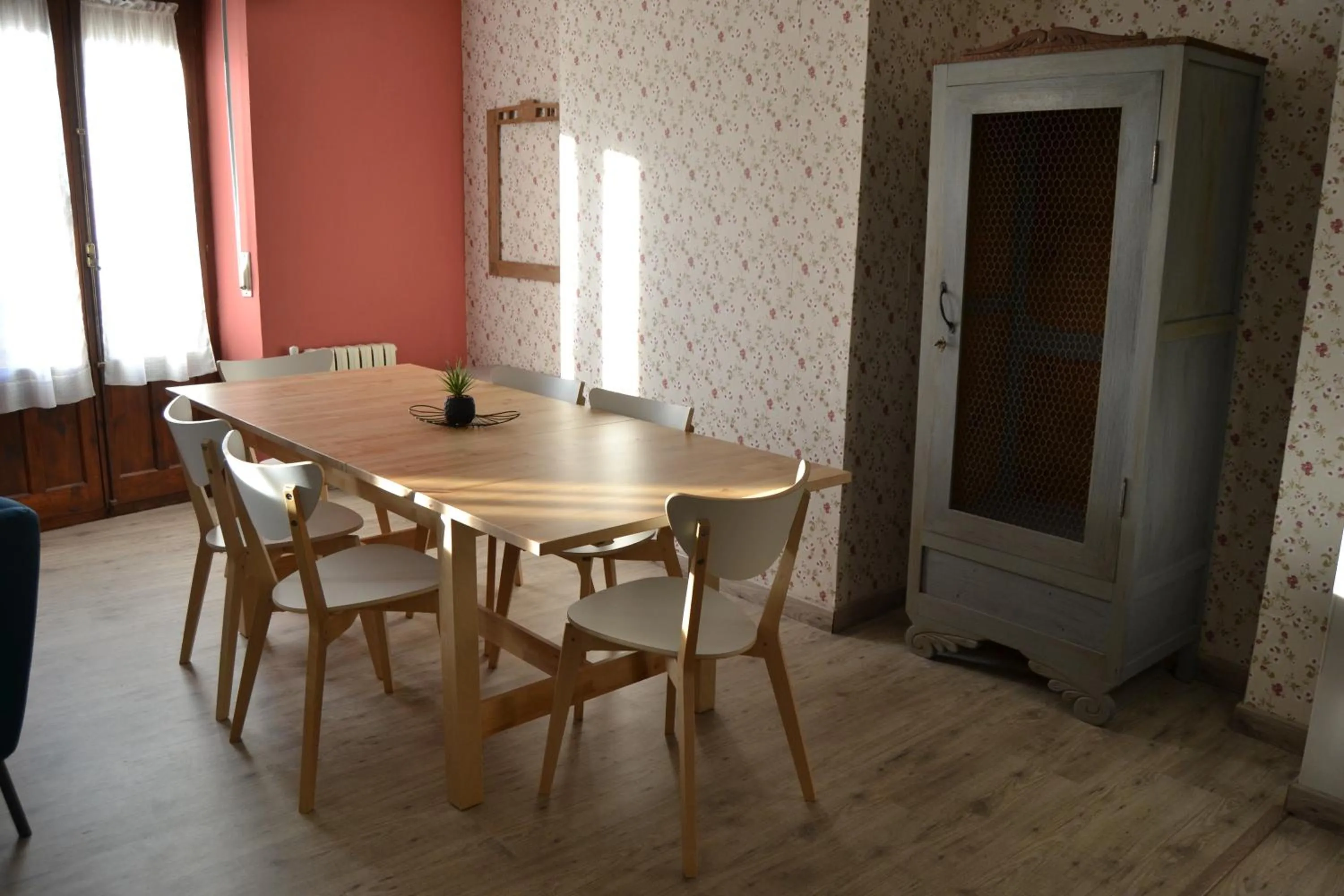 Dining area in Tres Puentes Anguiano Apartamentos y Hostal