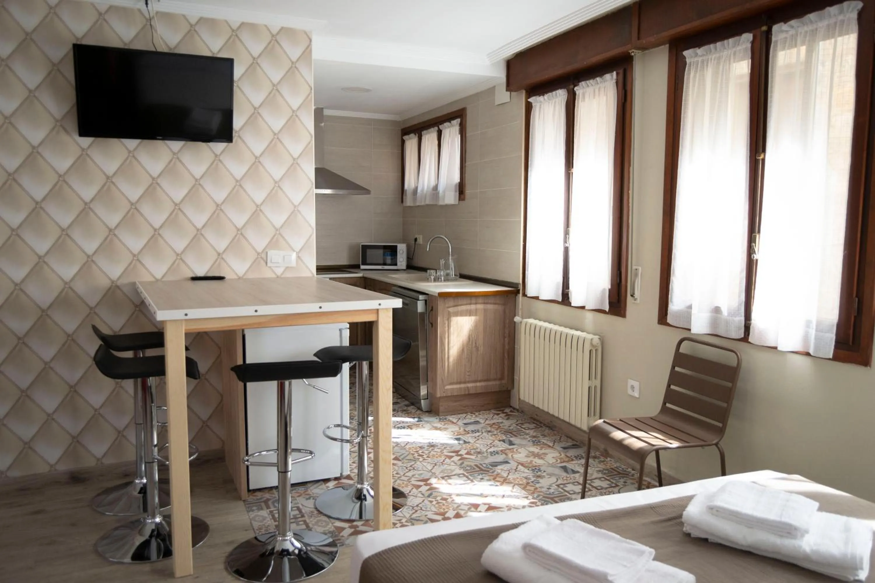 TV and multimedia in Tres Puentes Anguiano Apartamentos y Hostal