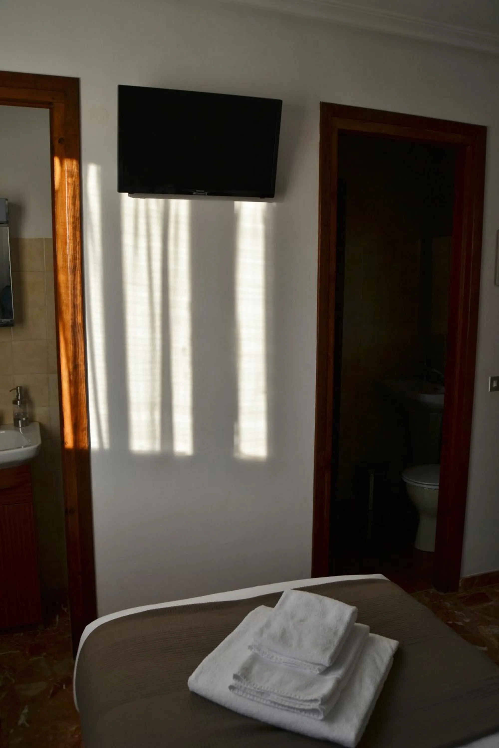 TV and multimedia in Tres Puentes Anguiano Apartamentos y Hostal