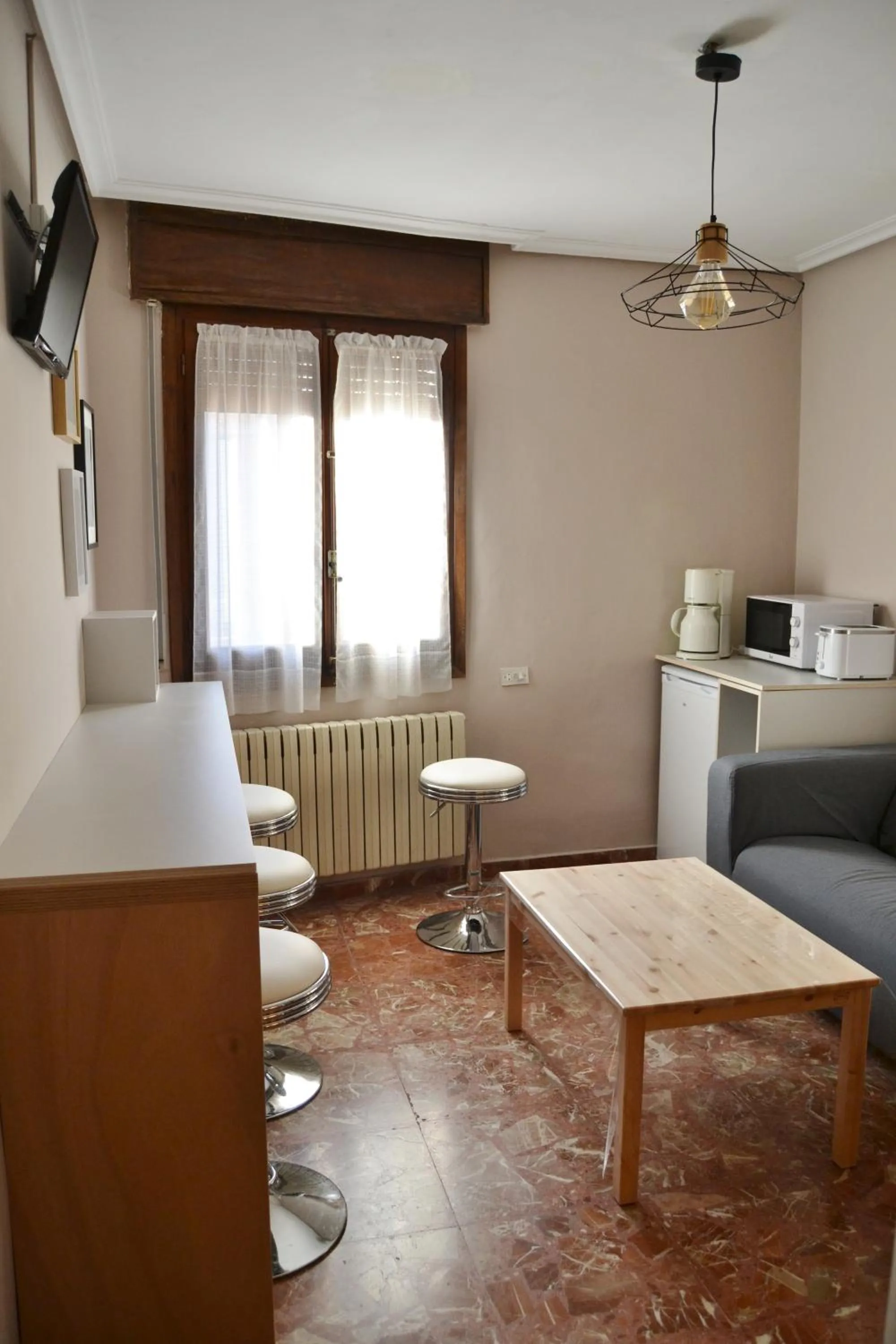 Communal lounge/ TV room in Tres Puentes Anguiano Apartamentos y Hostal