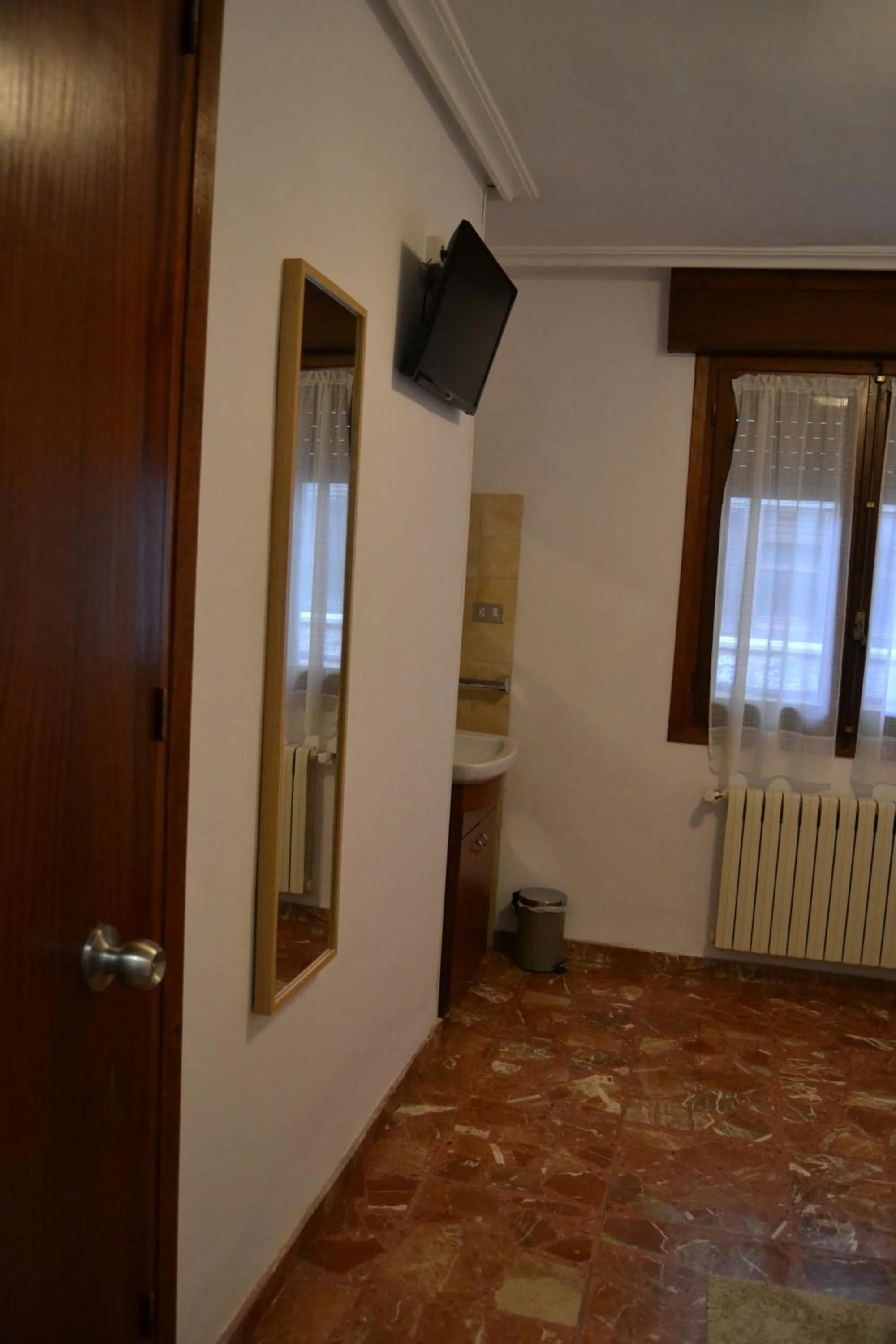 TV and multimedia in Tres Puentes Anguiano Apartamentos y Hostal