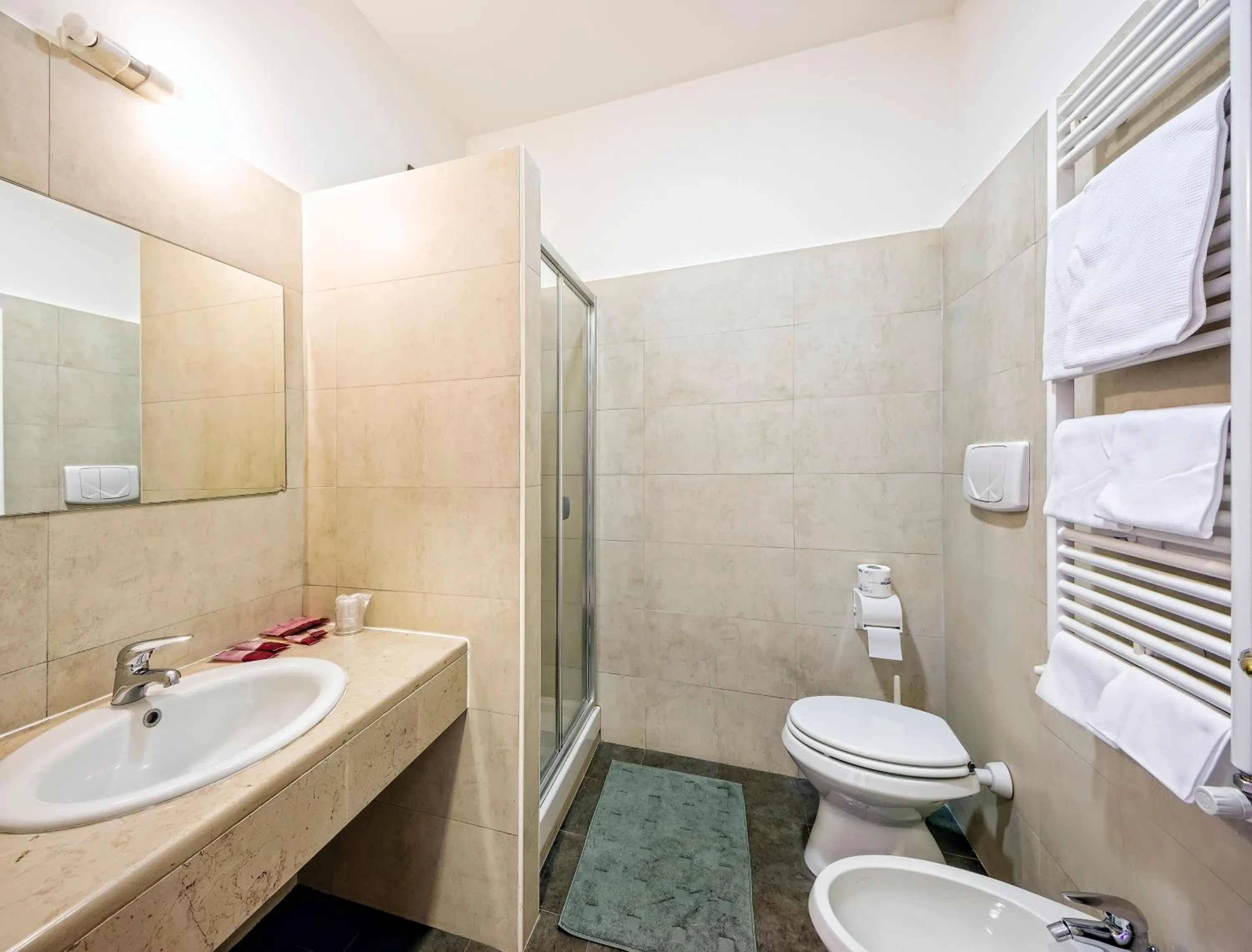 Shower in Hotel Colucci