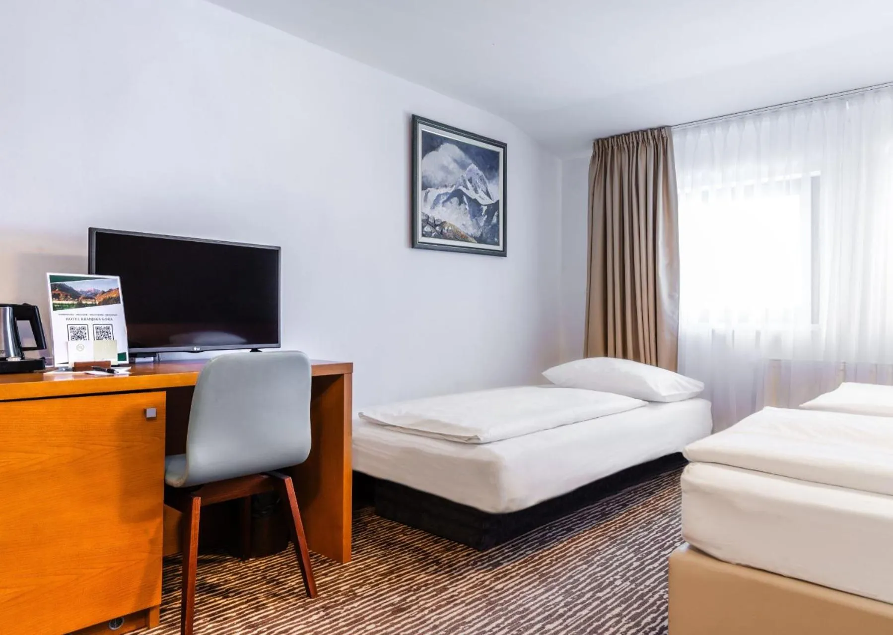 Communal lounge/ TV room, Bed in Hotel Kranjska Gora