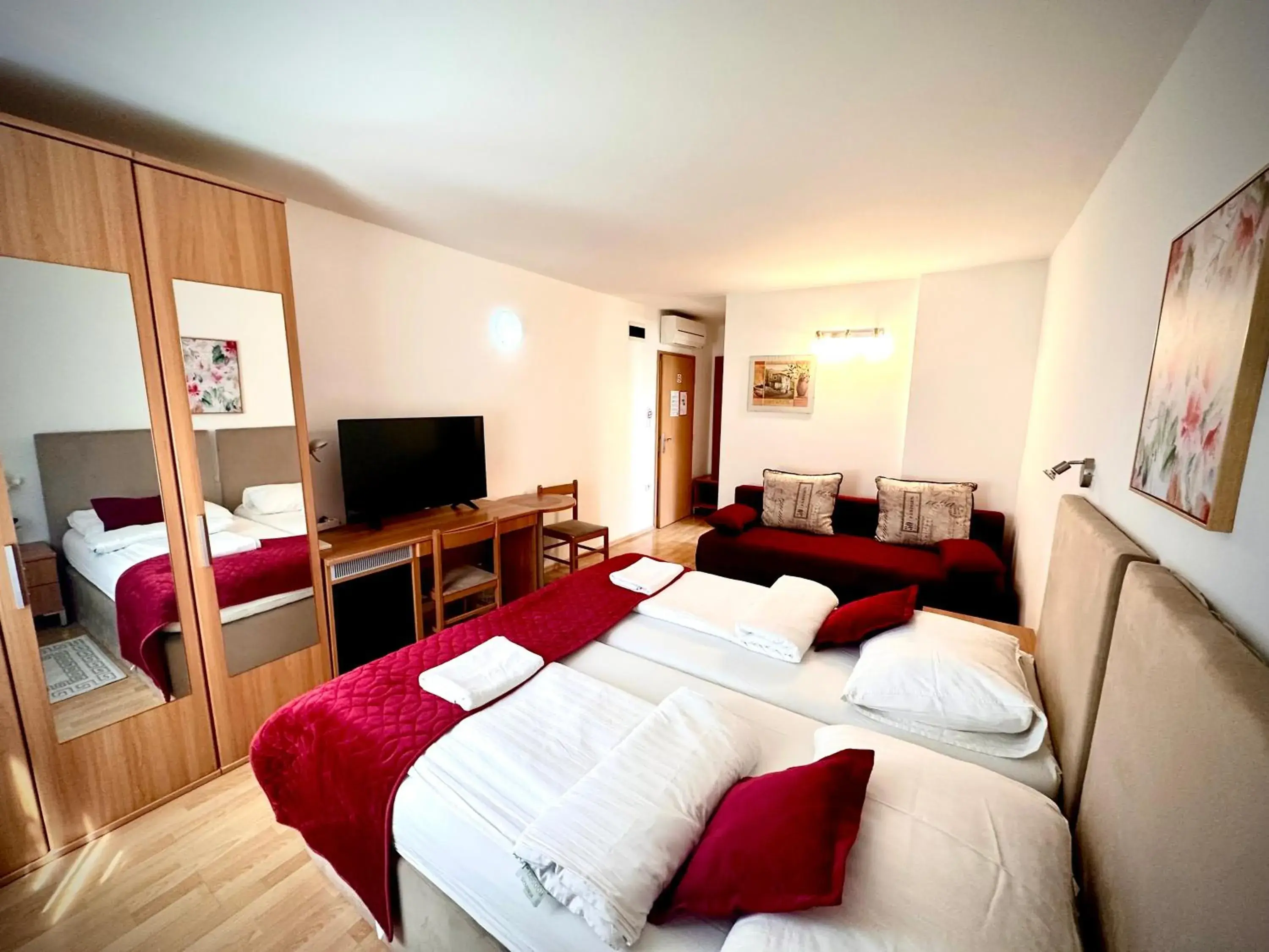 Classic Quadruple Room in Garni Hotel Keltika Classic Quadruple Room in Garni Hotel Keltika