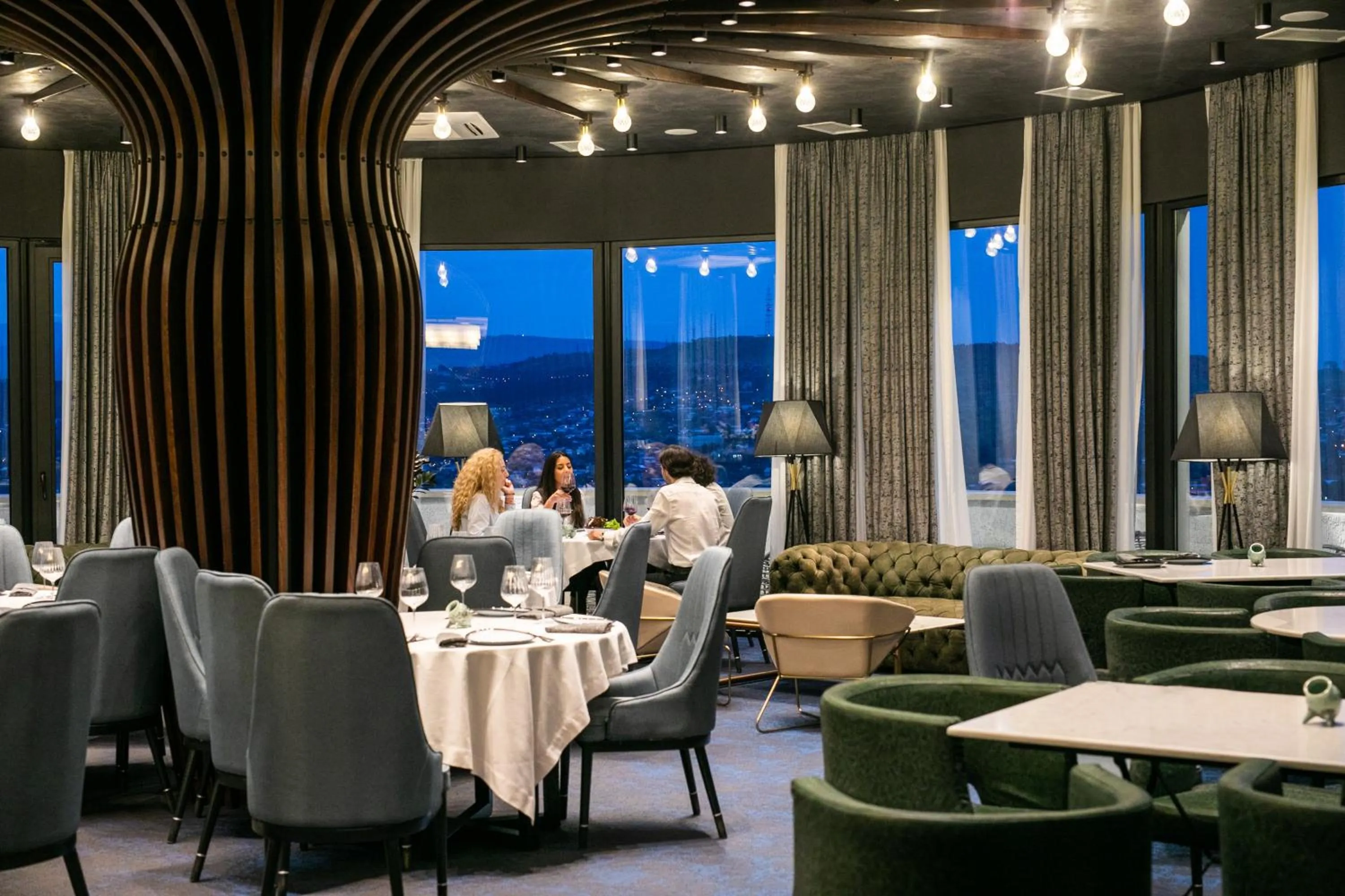 Restaurant/places to eat in Hotel Adamo