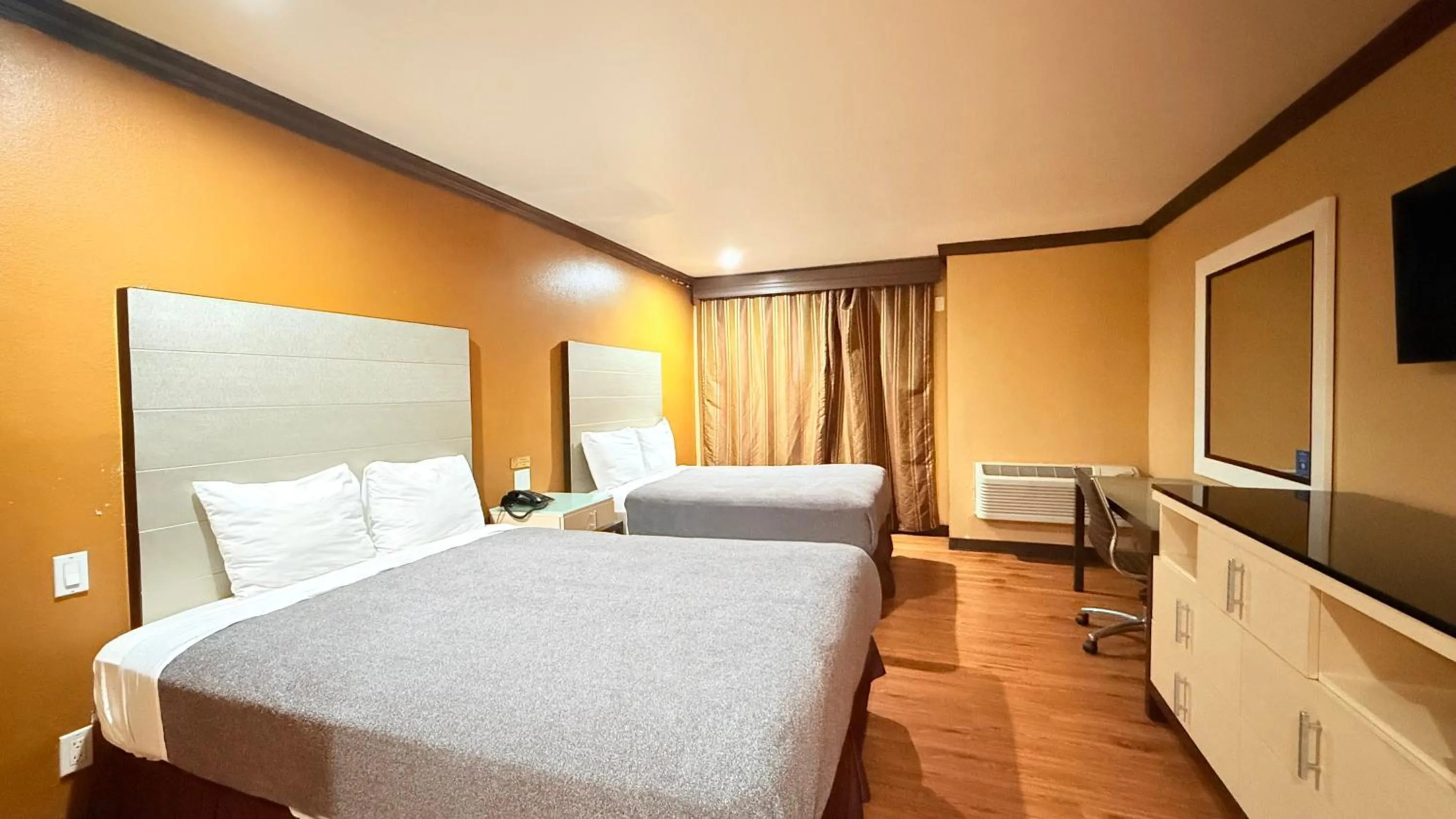 Bedroom, Bed in Redondo Beach Inn-LAX