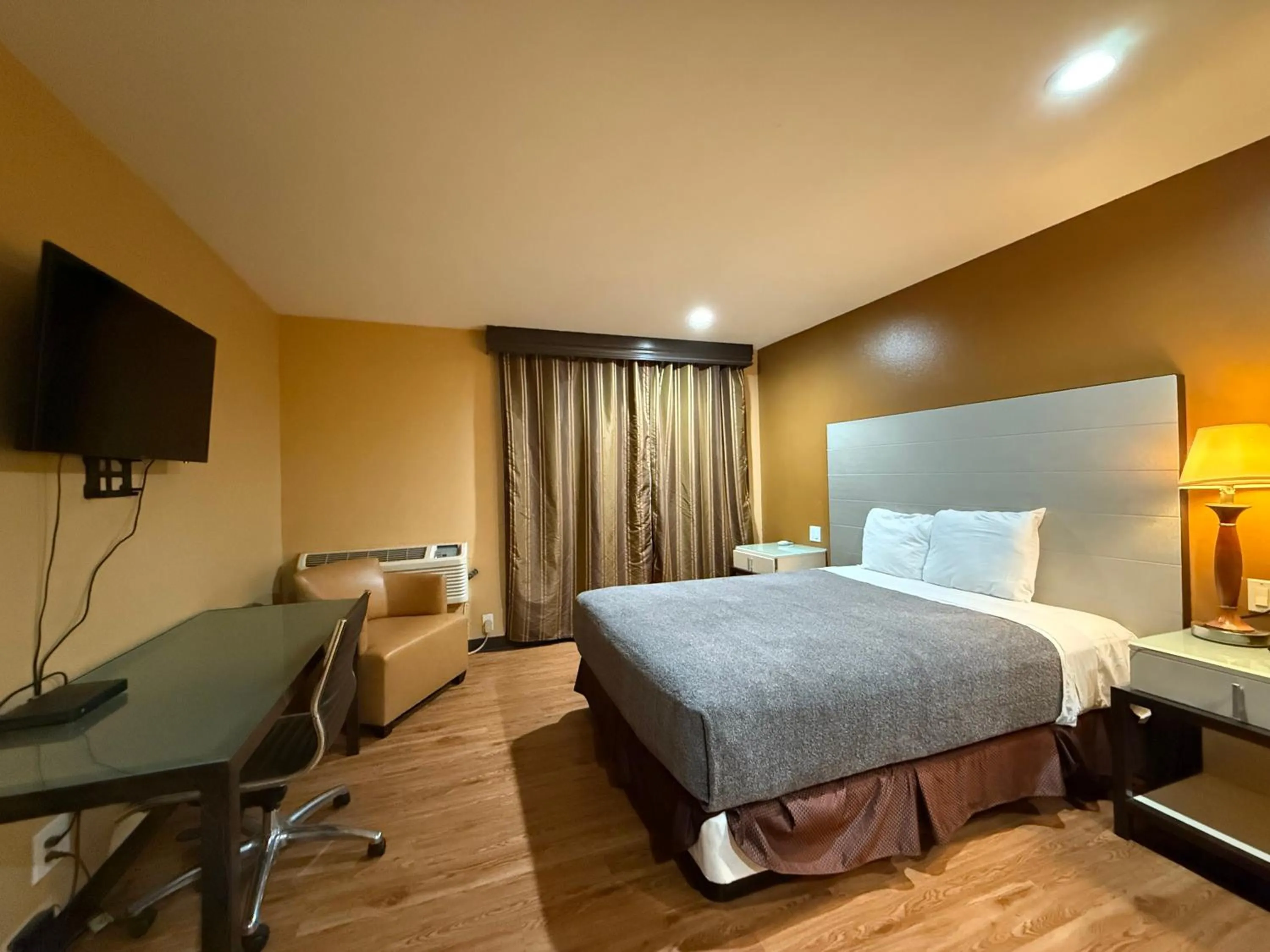 Bedroom, Bed in Redondo Beach Inn-LAX