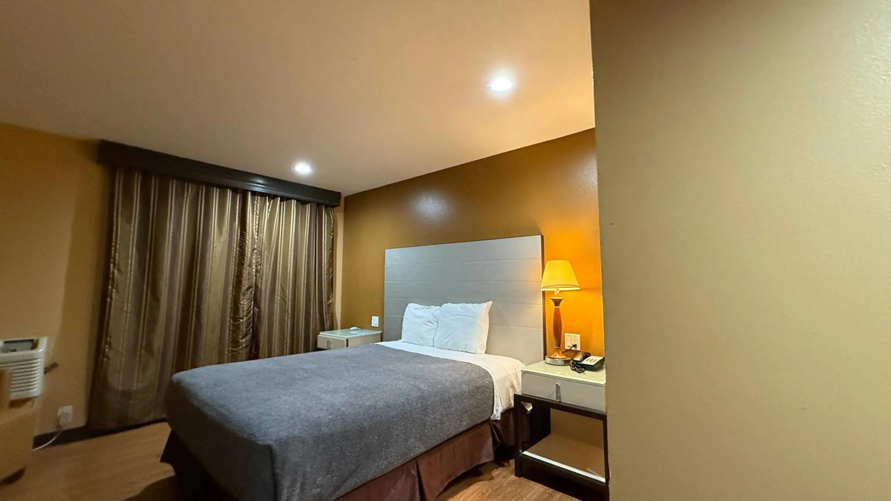 Bedroom, Bed in Redondo Beach Inn-LAX