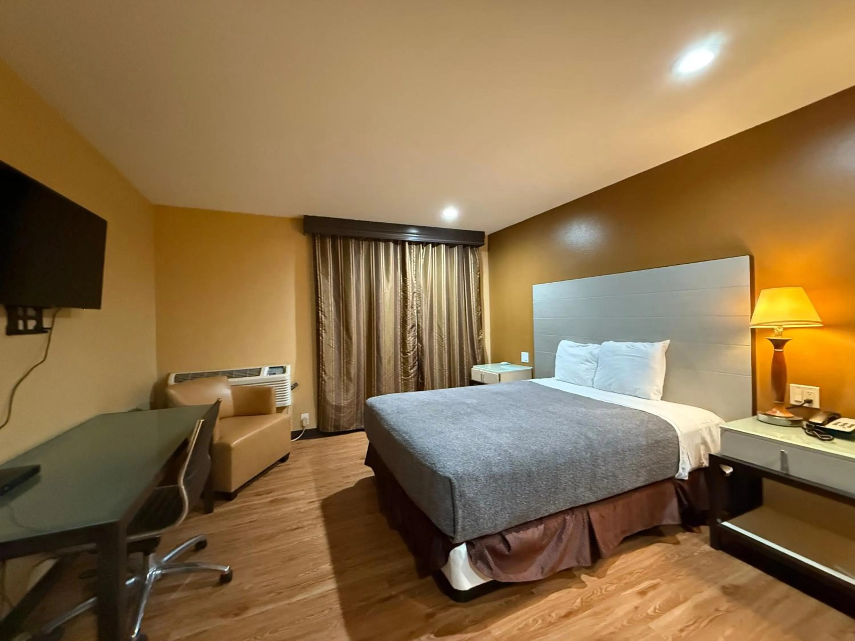 Bedroom, Bed in Redondo Beach Inn-LAX