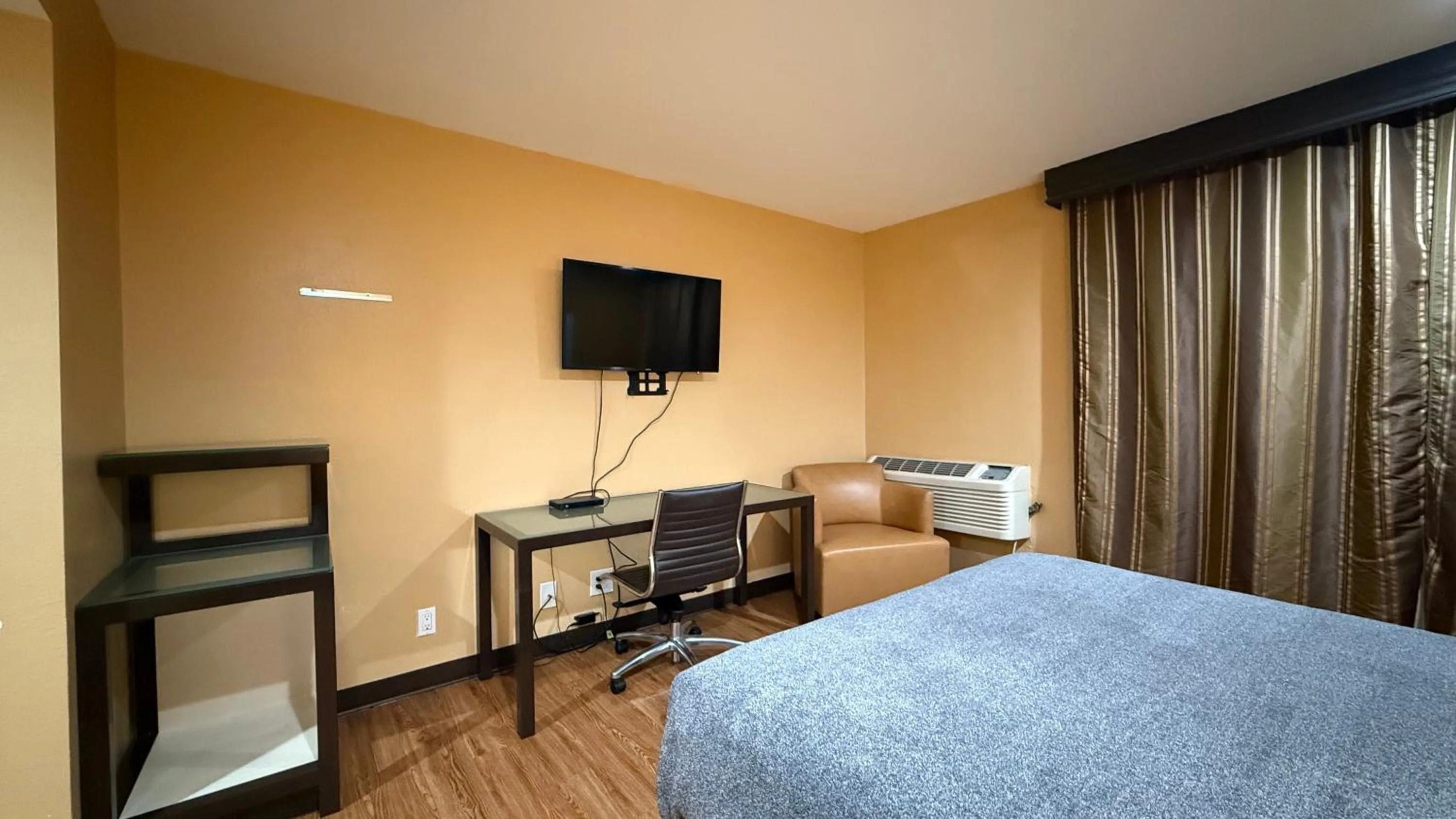 Bedroom, Bed in Redondo Beach Inn-LAX