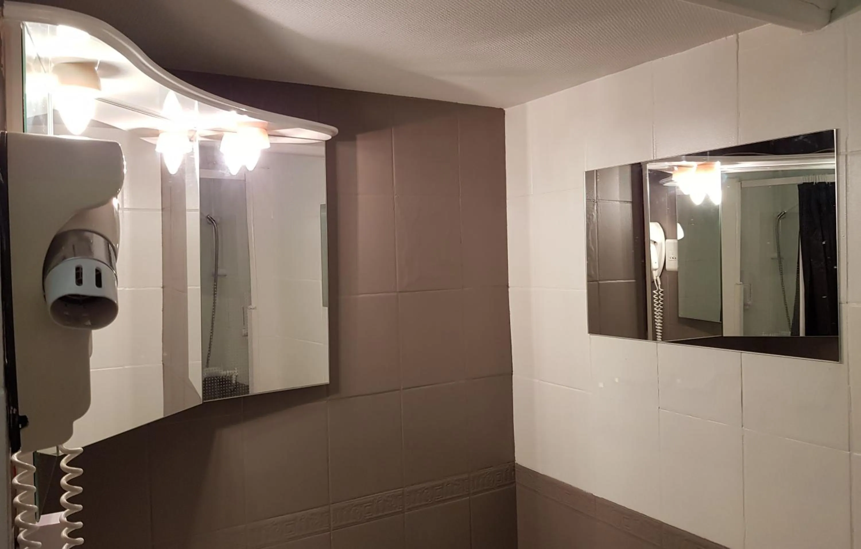 Bathroom in Savoy Hotel & Restaurant