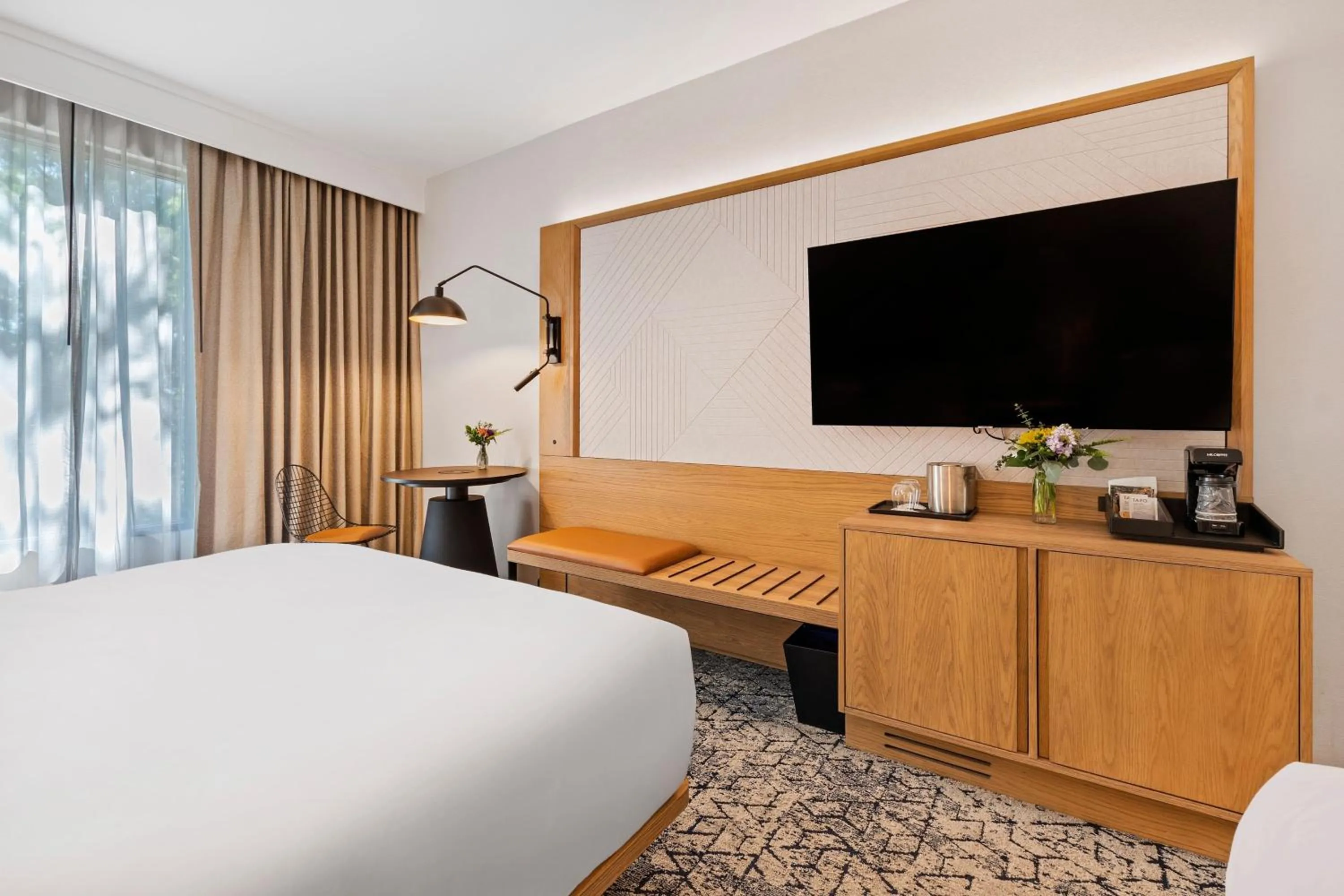 Photo of the whole room, Bed in Sheraton Chapel Hill