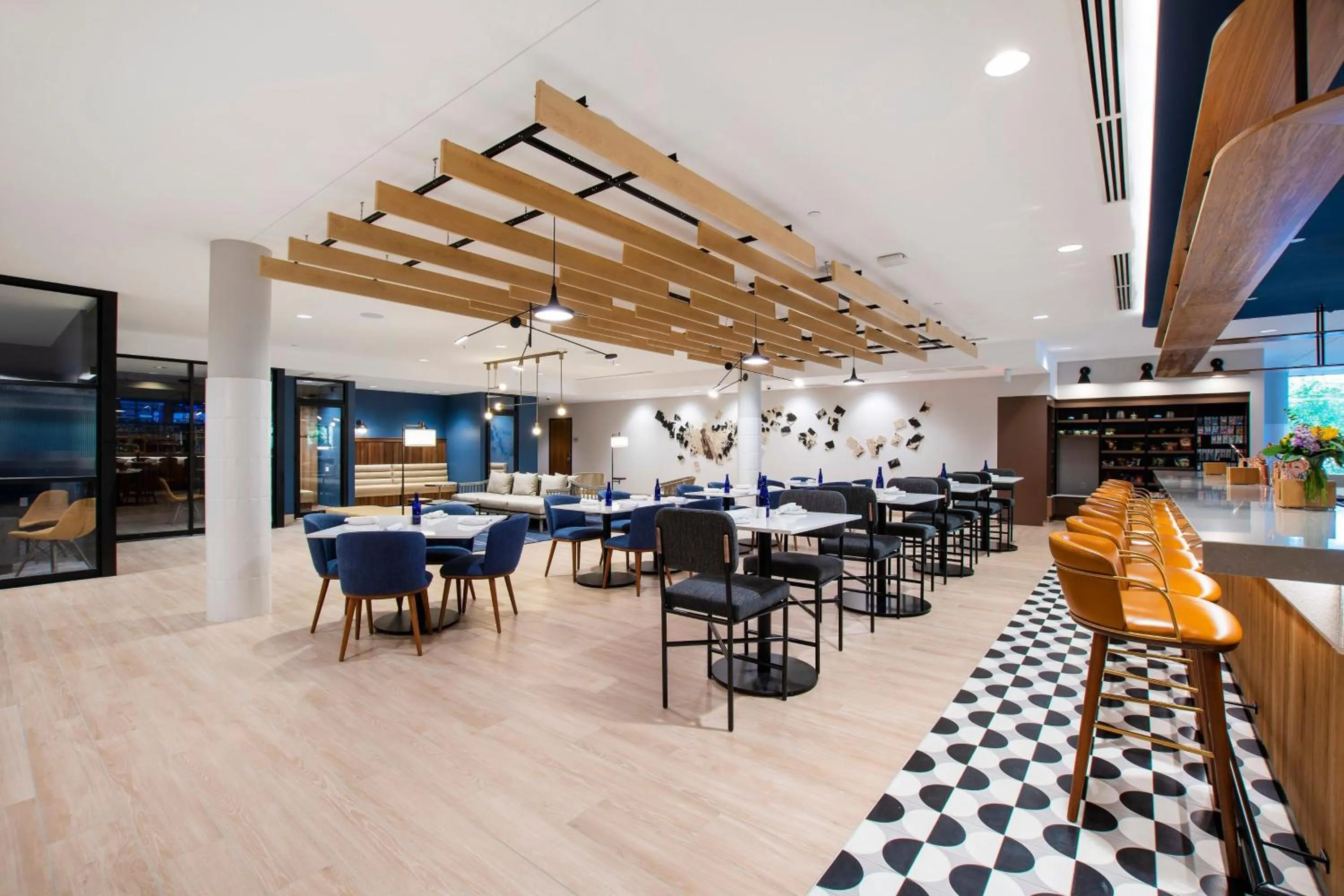 Lounge or bar in Sheraton Chapel Hill