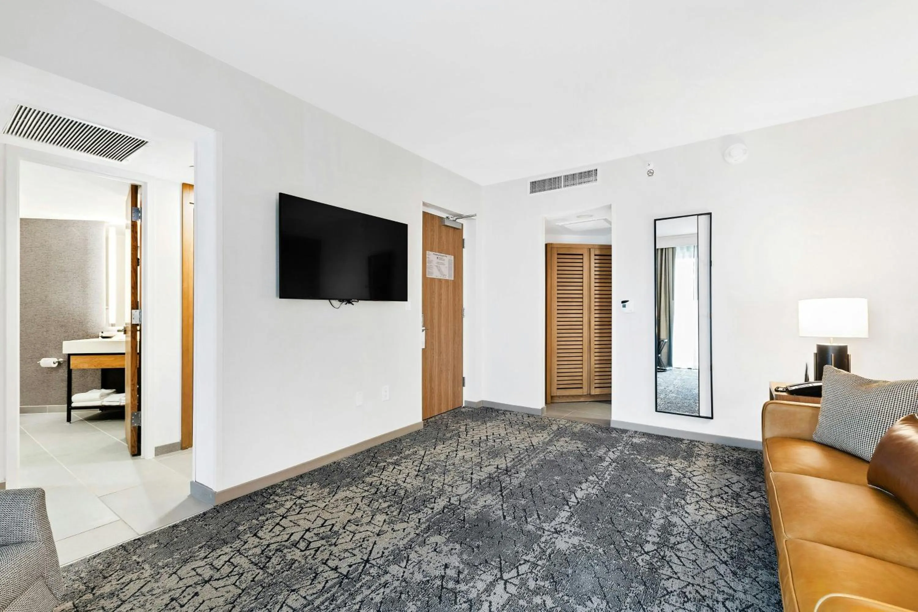 Living room, Bed in Sheraton Chapel Hill