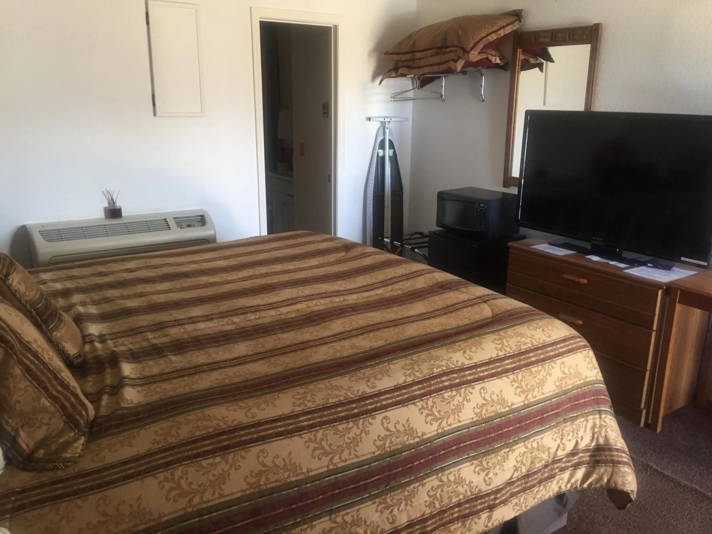 Photo of the whole room, Bed in Rustic Motel Rolla