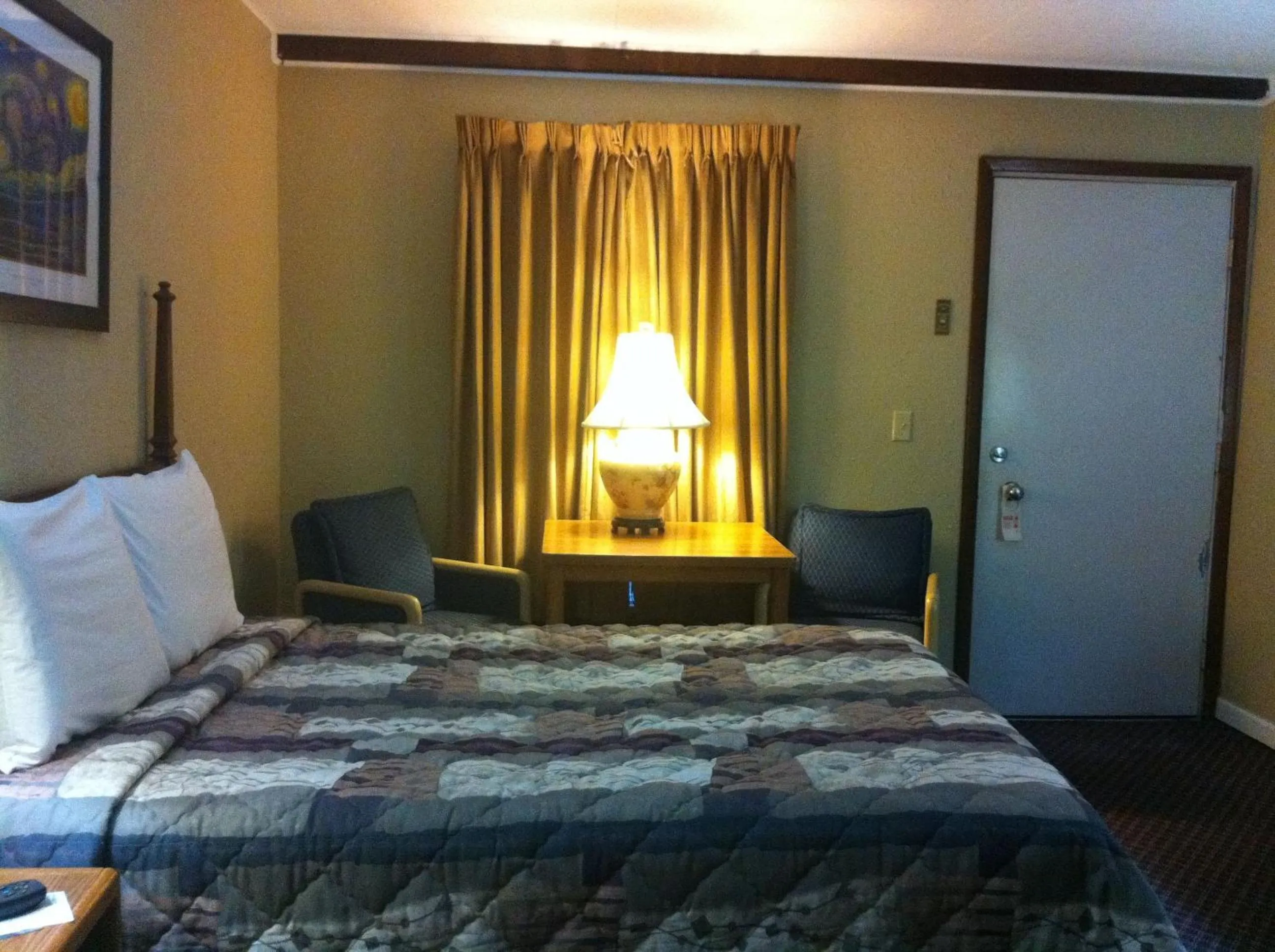 Photo of the whole room, Bed in Rustic Motel Rolla