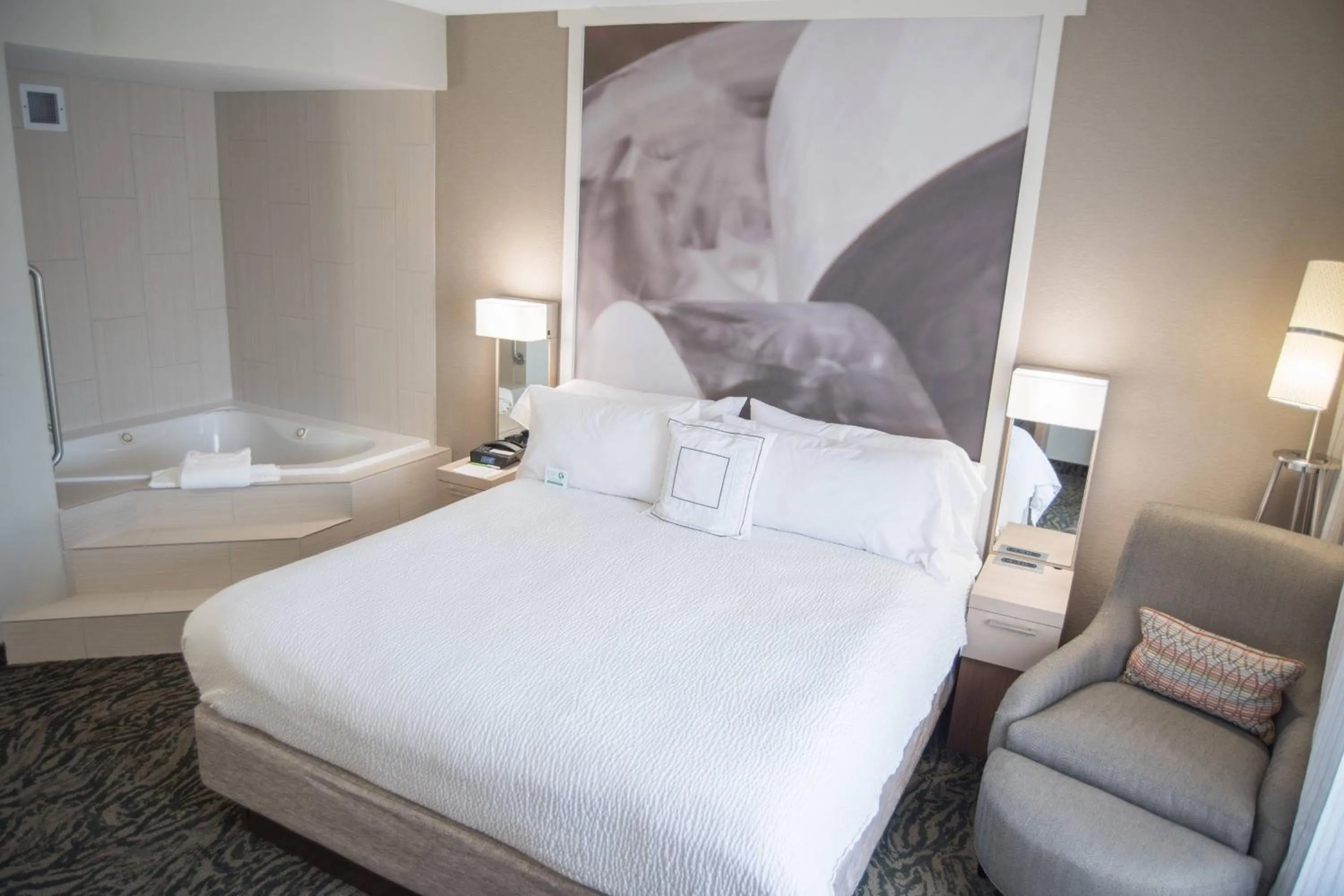 Photo of the whole room, Bed in Courtyard by Marriott Hickory