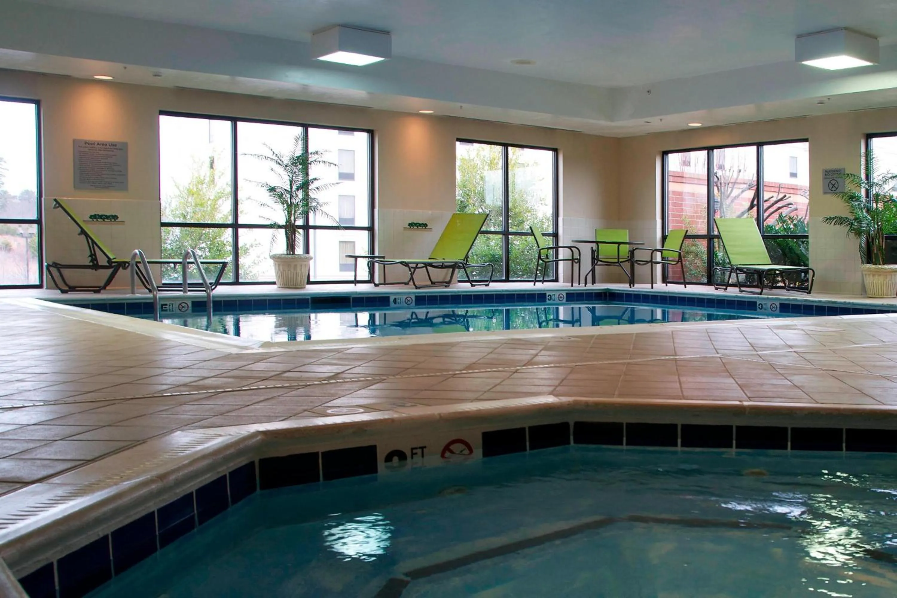 Swimming pool in Courtyard by Marriott Hickory
