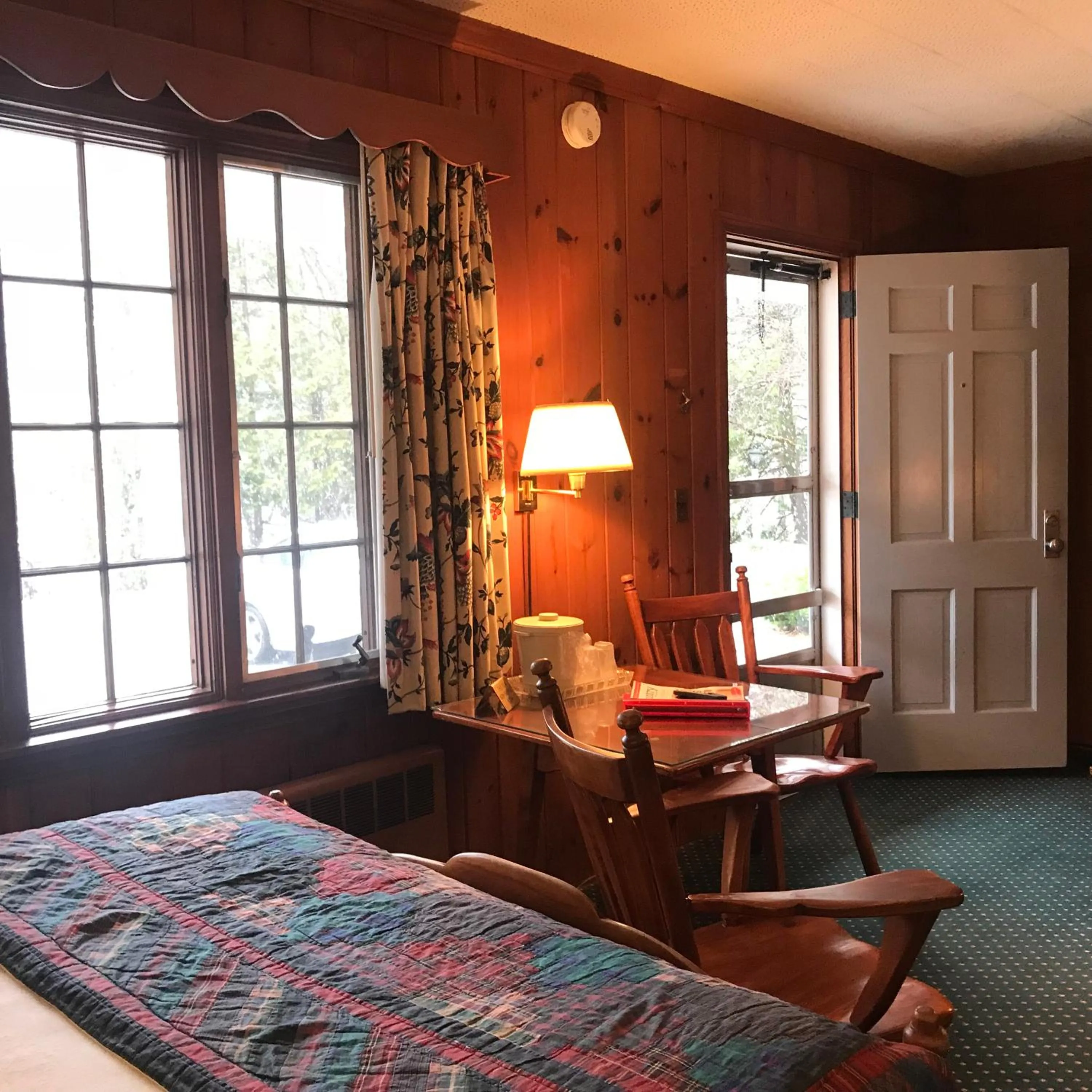 Seating area, Bed in The 1896 House Country Inn - Brookside & Pondside