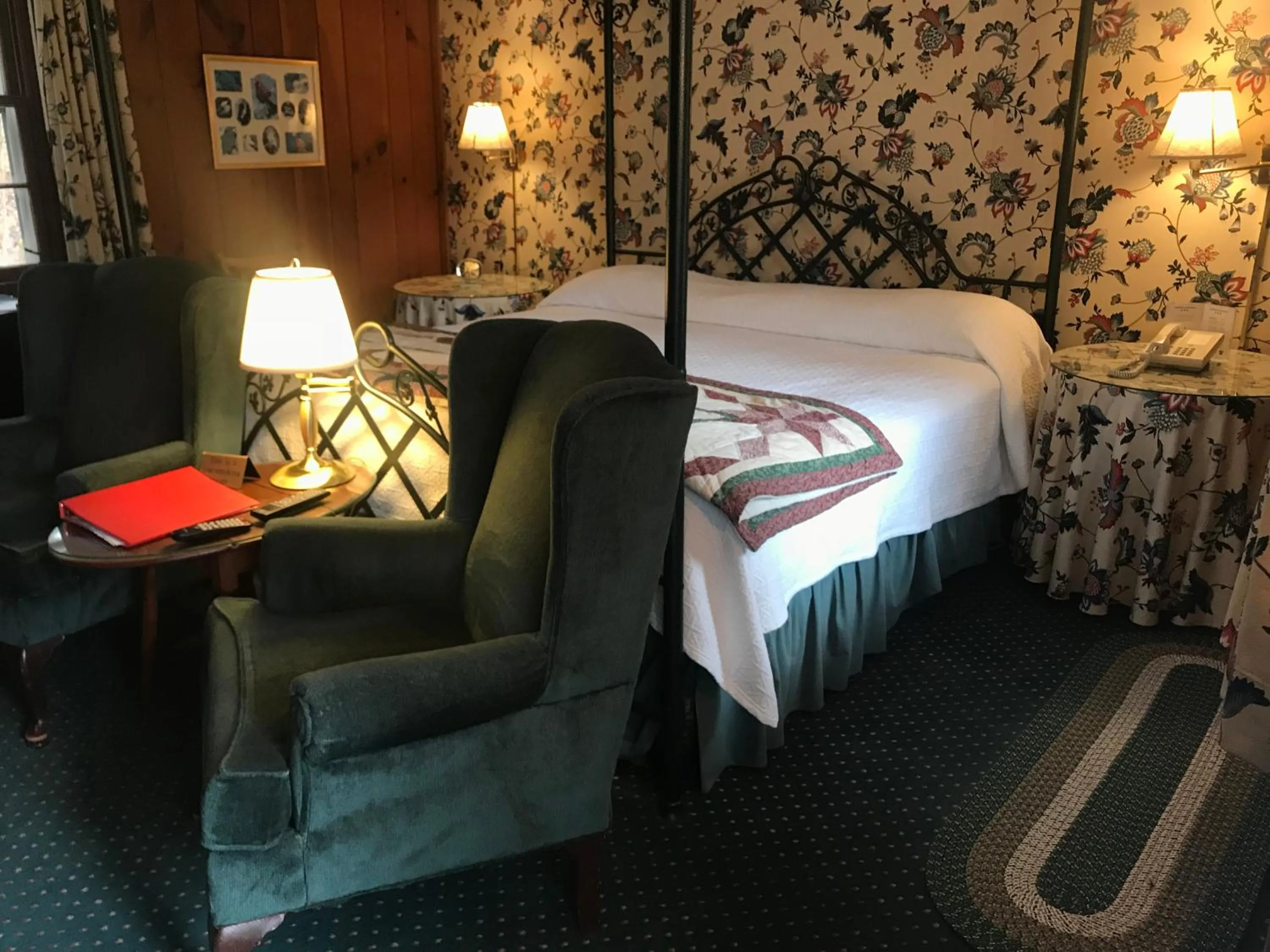Bed in The 1896 House Country Inn - Brookside & Pondside