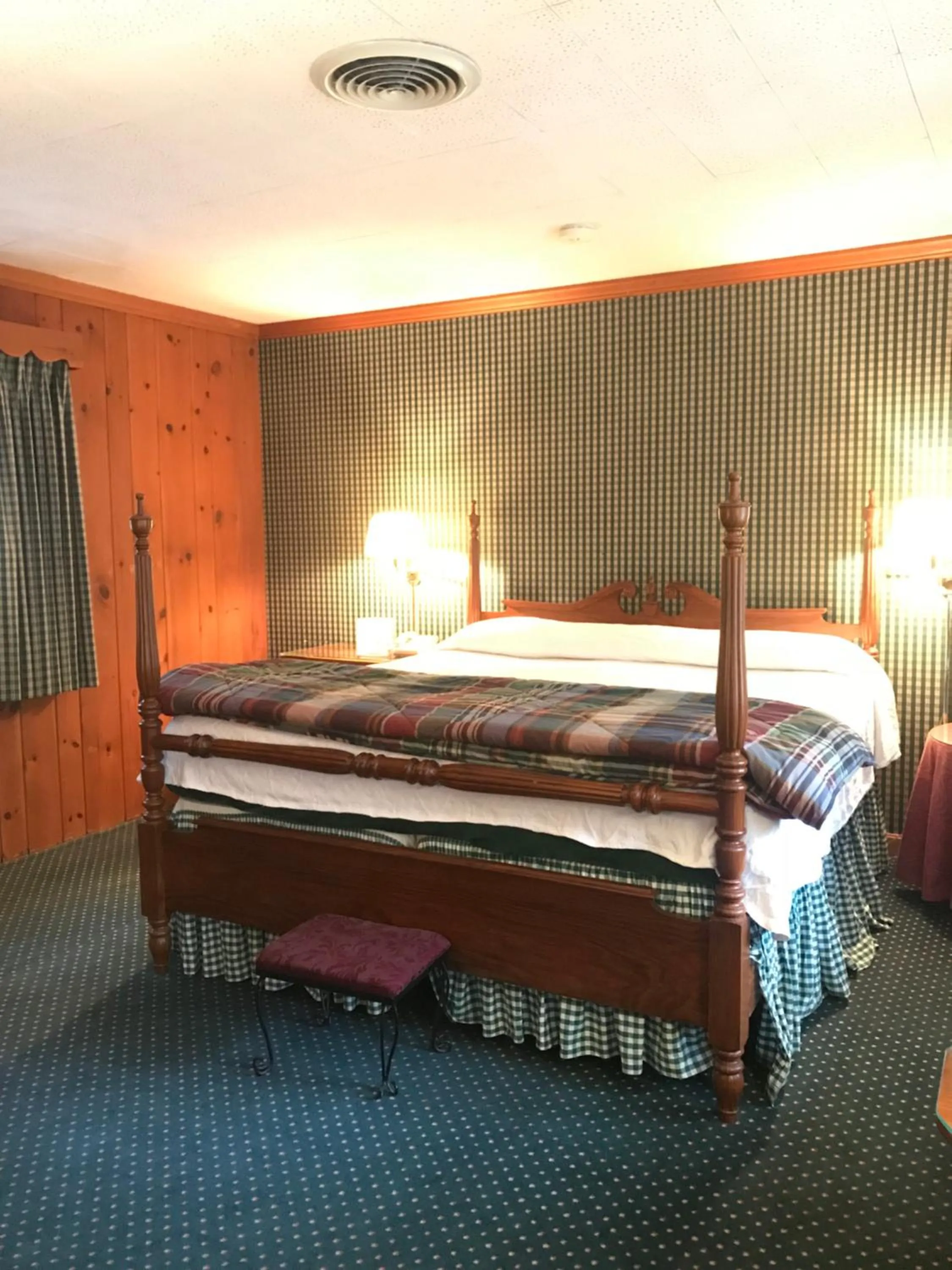 Bed in The 1896 House Country Inn - Brookside & Pondside