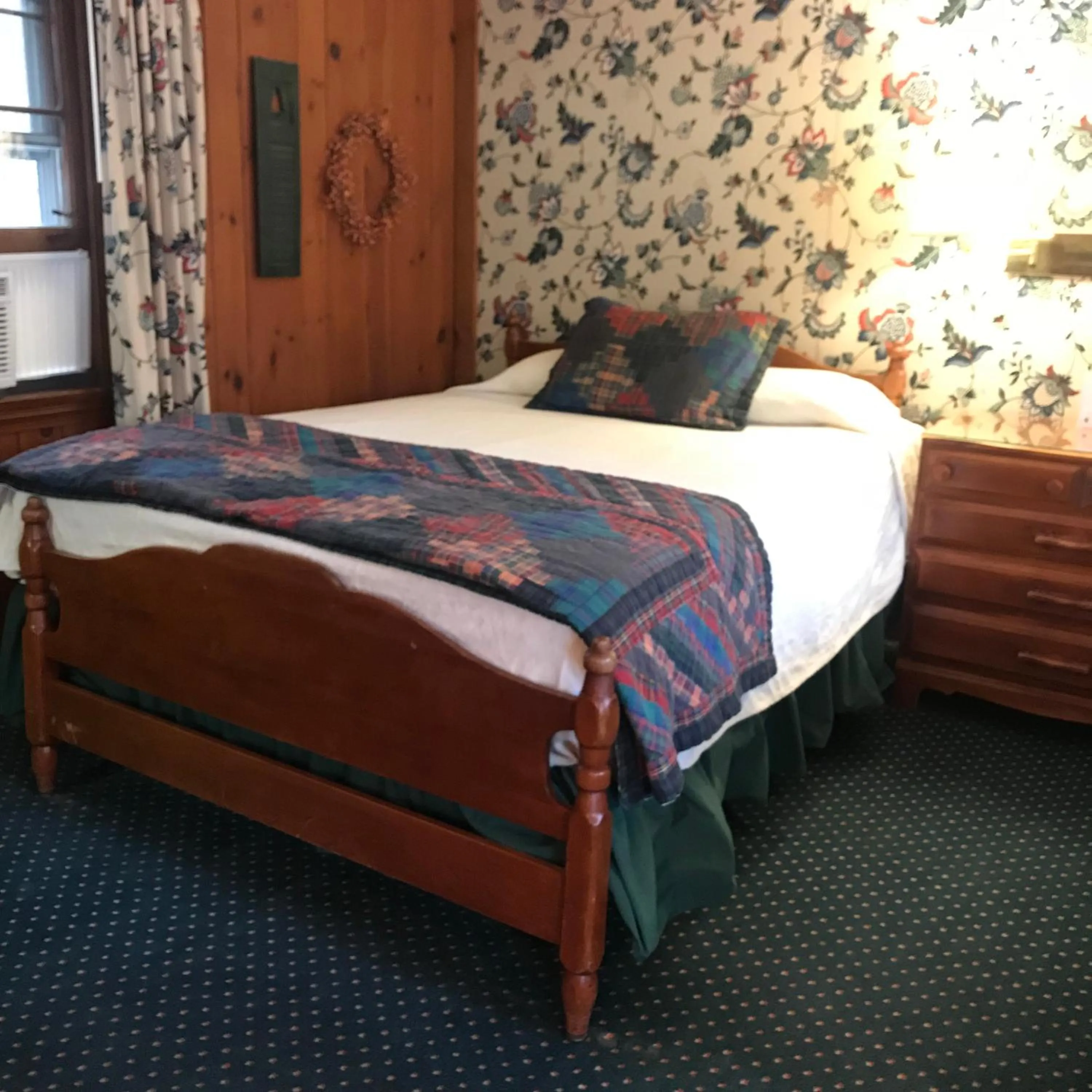 Bed in The 1896 House Country Inn - Brookside & Pondside